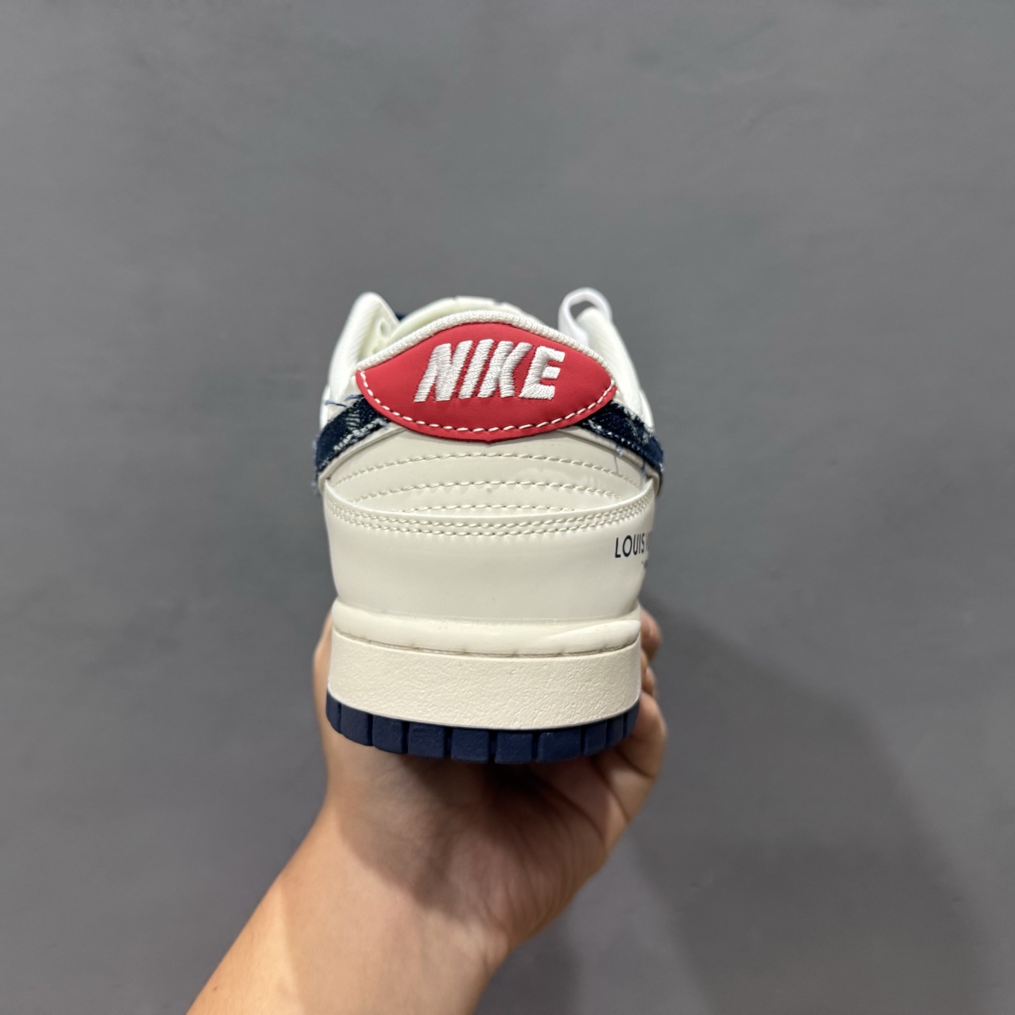 280 Nike Air Dunk LOW 1“LV联名——牛仔蓝红 ”经典牛仔蓝红搭配 满天星鞋带 JP1628-037-Chinese UA Cheap High Quatity Brand Clothes Bags handbags Sneakers wholesale wholesaler seller from China Factory suppliers Fashion Clothing Shoes best Quality Beautiful Price 280 Nike Air Dunk LOW 1“LV联名——牛仔蓝红 ”经典牛仔蓝红搭配 满天星鞋带 JP1628-037