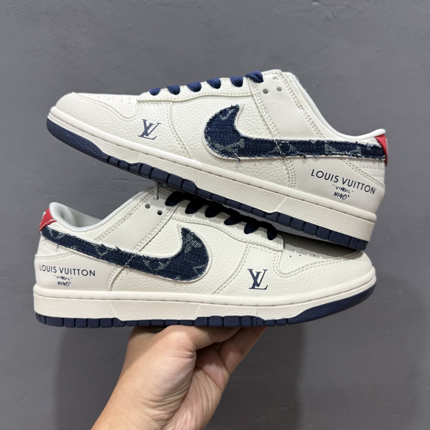 280 Nike Air Dunk LOW 1“LV联名——牛仔蓝红 ”经典牛仔蓝红搭配 满天星鞋带 JP1628-037-Chinese UA Cheap High Quatity Brand Clothes Bags handbags Sneakers wholesale wholesaler seller from China Factory suppliers Fashion Clothing Shoes best Quality Beautiful Price 280 Nike Air Dunk LOW 1“LV联名——牛仔蓝红 ”经典牛仔蓝红搭配 满天星鞋带 JP1628-037
