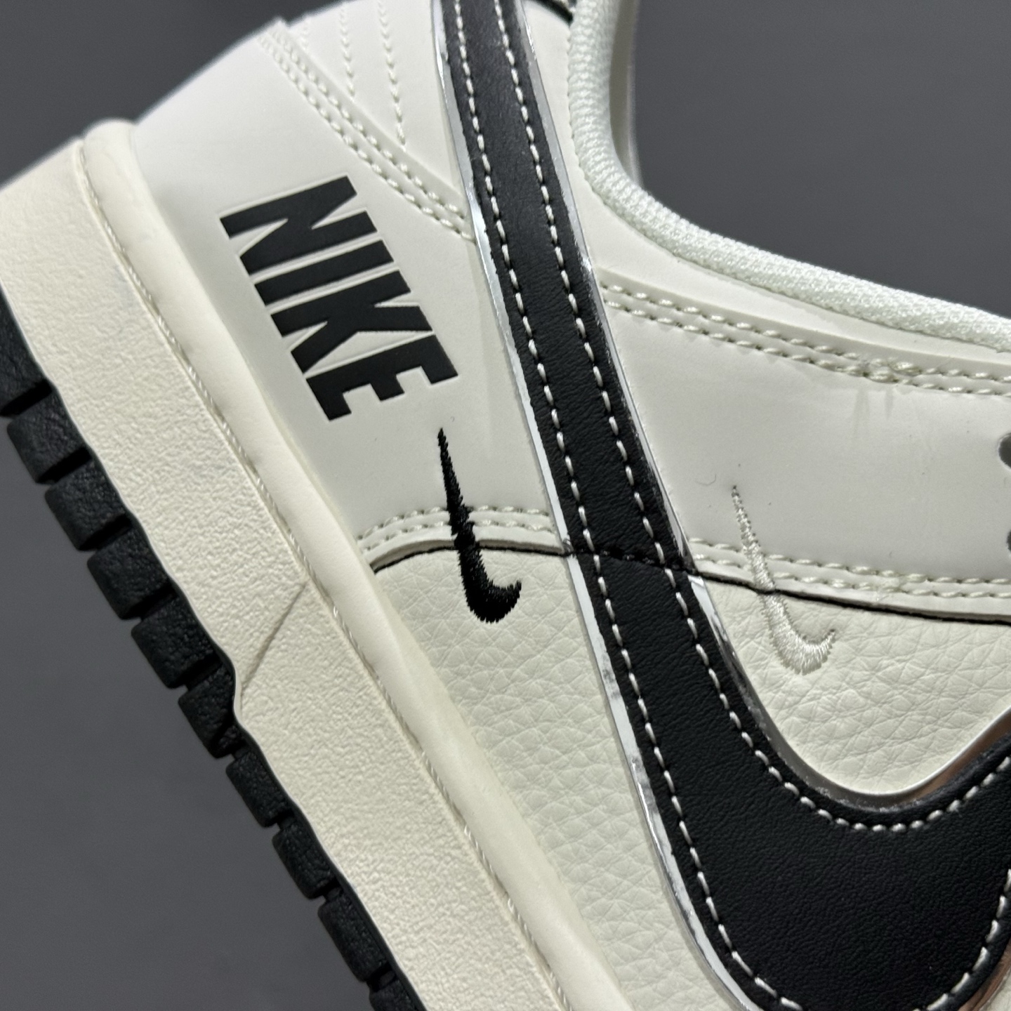 220 Nike SB Dunk Low x Stussy 米黑小钩橙布标 MM1089-002