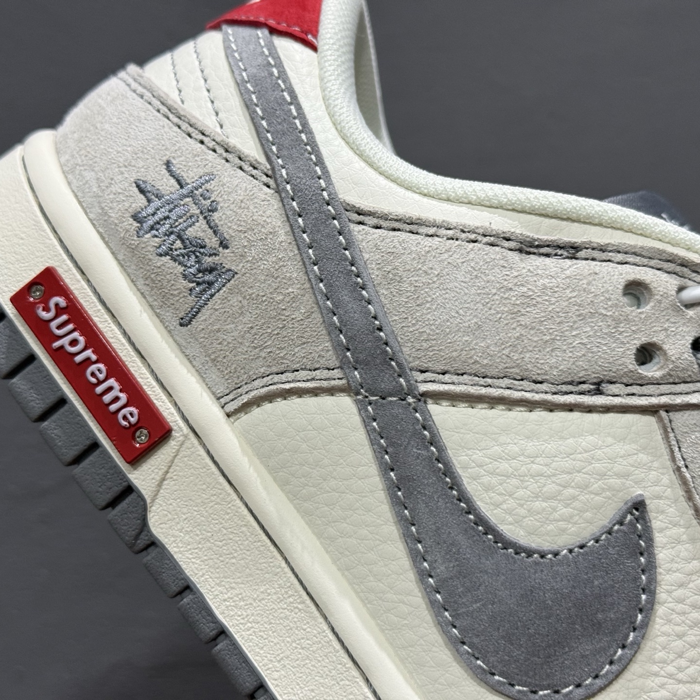 220 Nike SB Dunk Low x Stussy 米黑小钩橙布标 MM1089-033