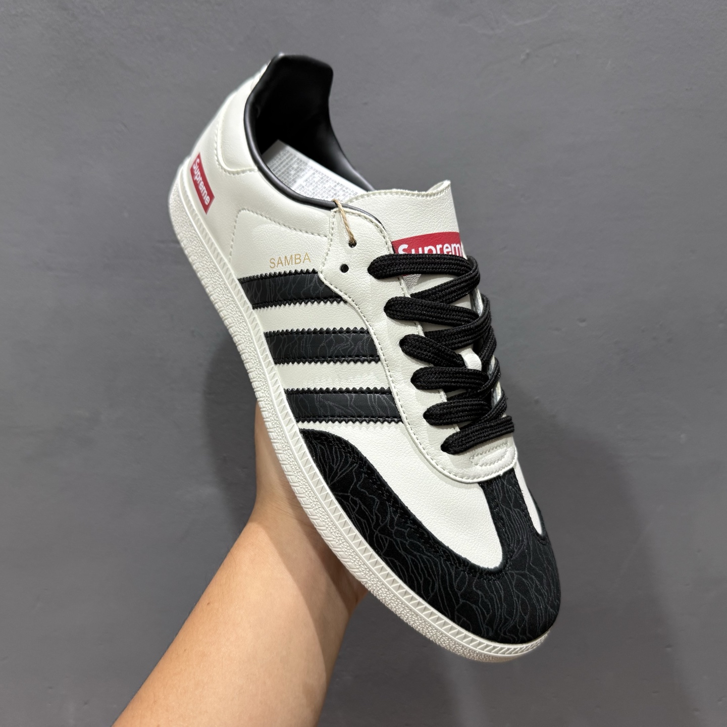 220 Adidas Originals Samba OG ‘DIY’桑巴舞系列-SUP联名 夏季时尚百搭低帮休闲运动板鞋 黑白 GJ75807