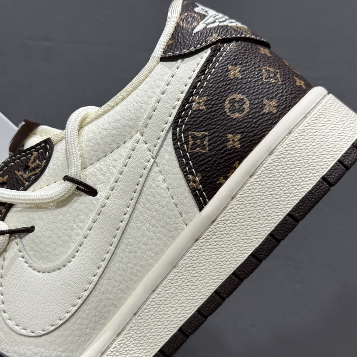 300 XC版Travis Scott x Fragment Design x Air Jordan 1 Low OG SP AJ1 乔1 LV联名 米棕抽绳 低帮文化休闲板鞋 DM6868-101