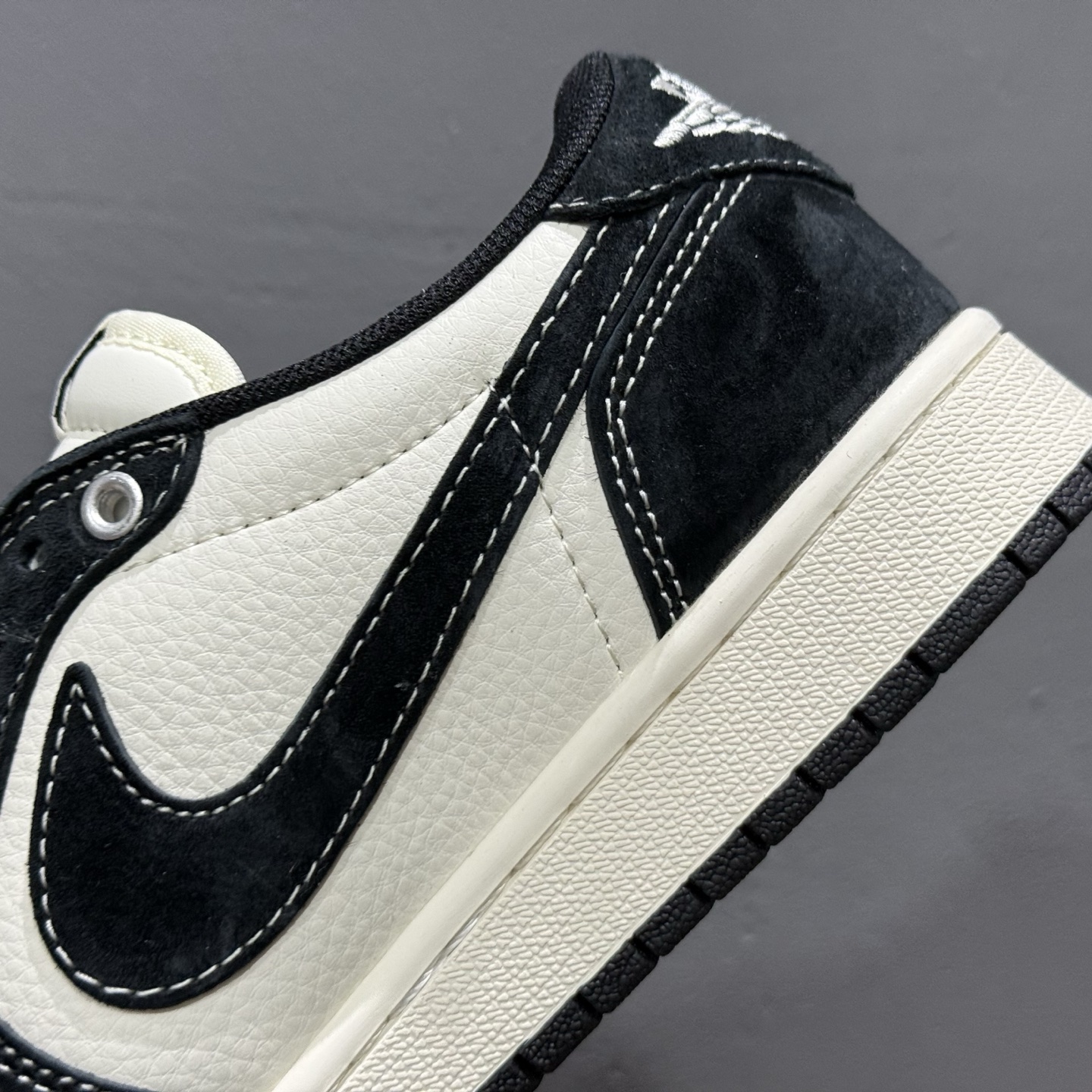 220 Air Jordan AJ1 Low 倒钩低帮联名定制配色 SJ2068-124-Chinese UA Cheap High Quatity Brand Clothes Bags handbags Sneakers wholesale wholesaler seller from China Factory suppliers Fashion Clothing Shoes best Quality Beautiful Price 220 Air Jordan AJ1 Low 倒钩低帮联名定制配色 SJ2068-124