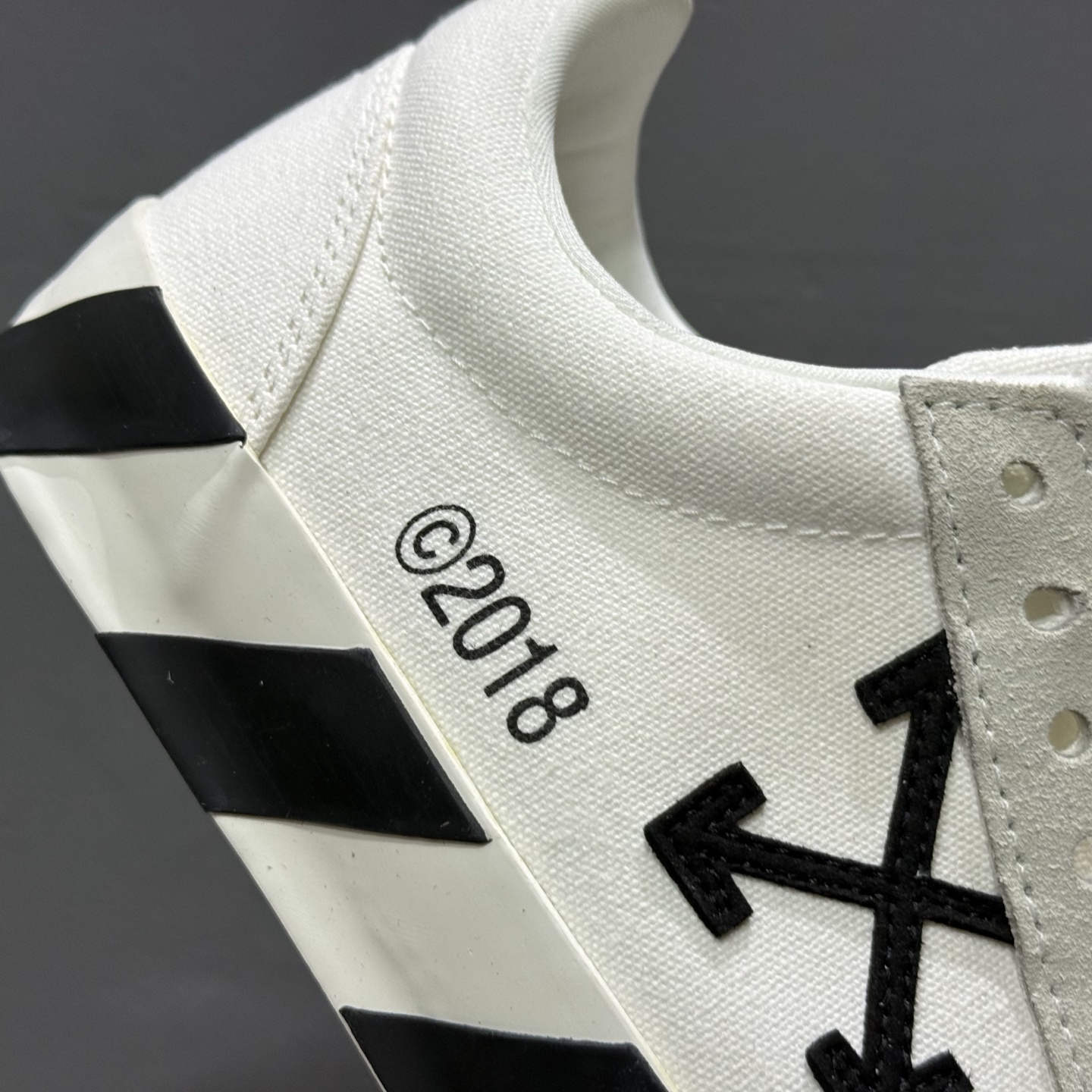 200 Off-White c/o Virgil Abloh Vulc LowTop 箭头似 充化帆布板鞋