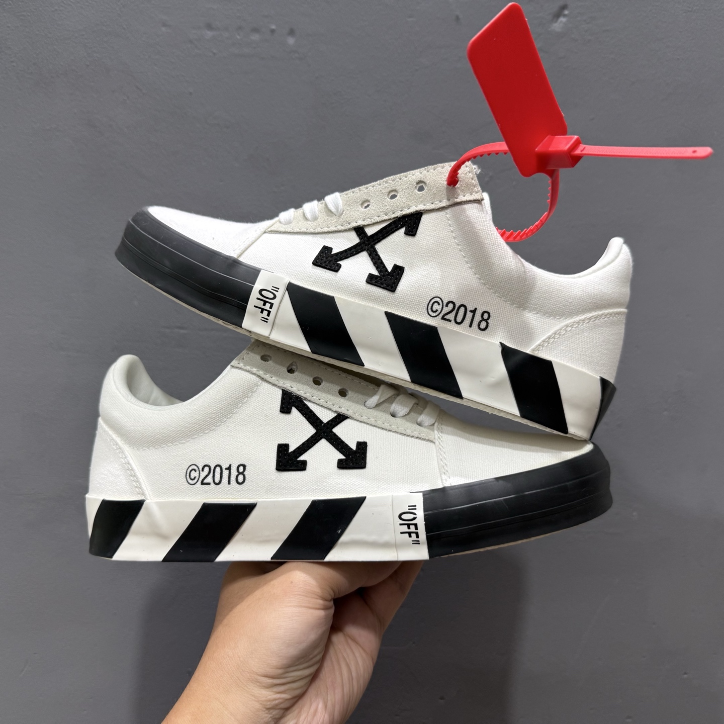 200 Off-White c/o Virgil Abloh Vulc LowTop 箭头似 充化帆布板鞋