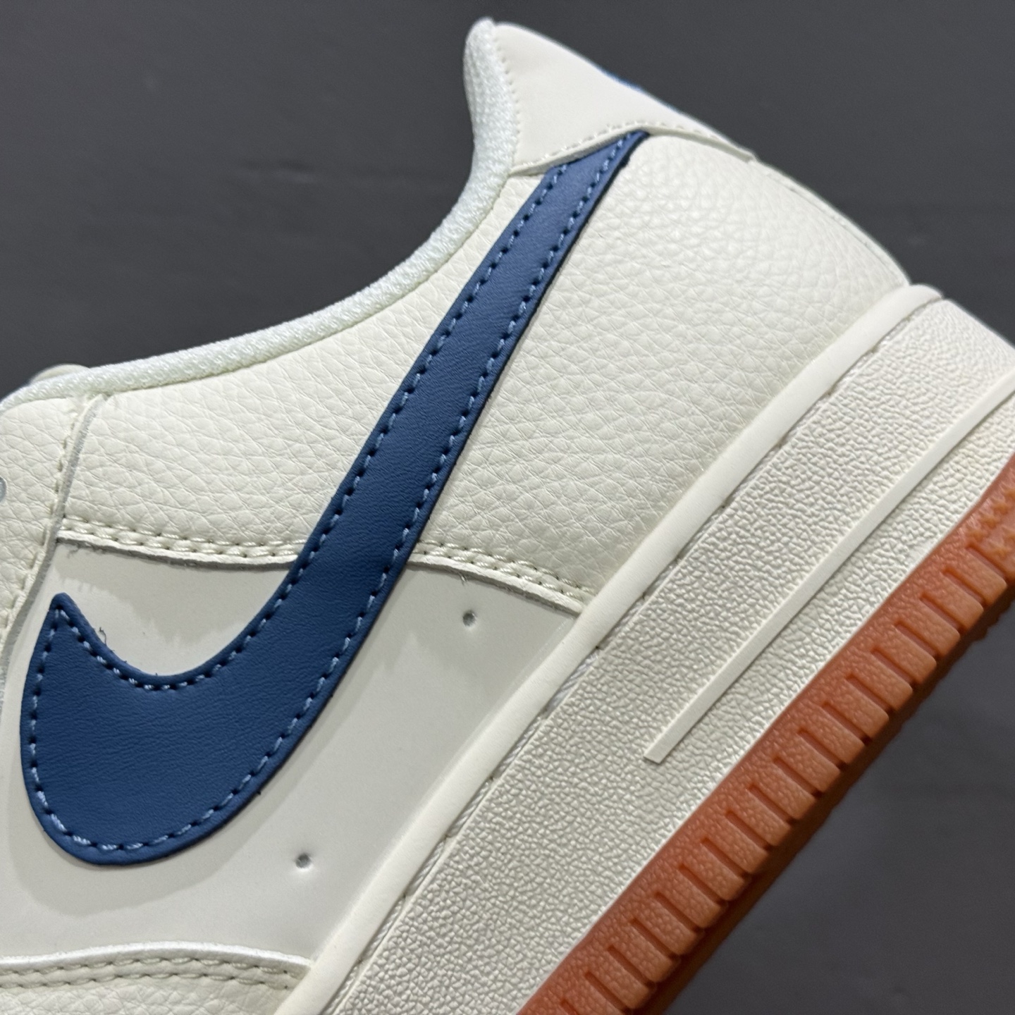 260 OFF-WHITE x Nike Air Force 1 爱心米蓝生胶 QW5836-001