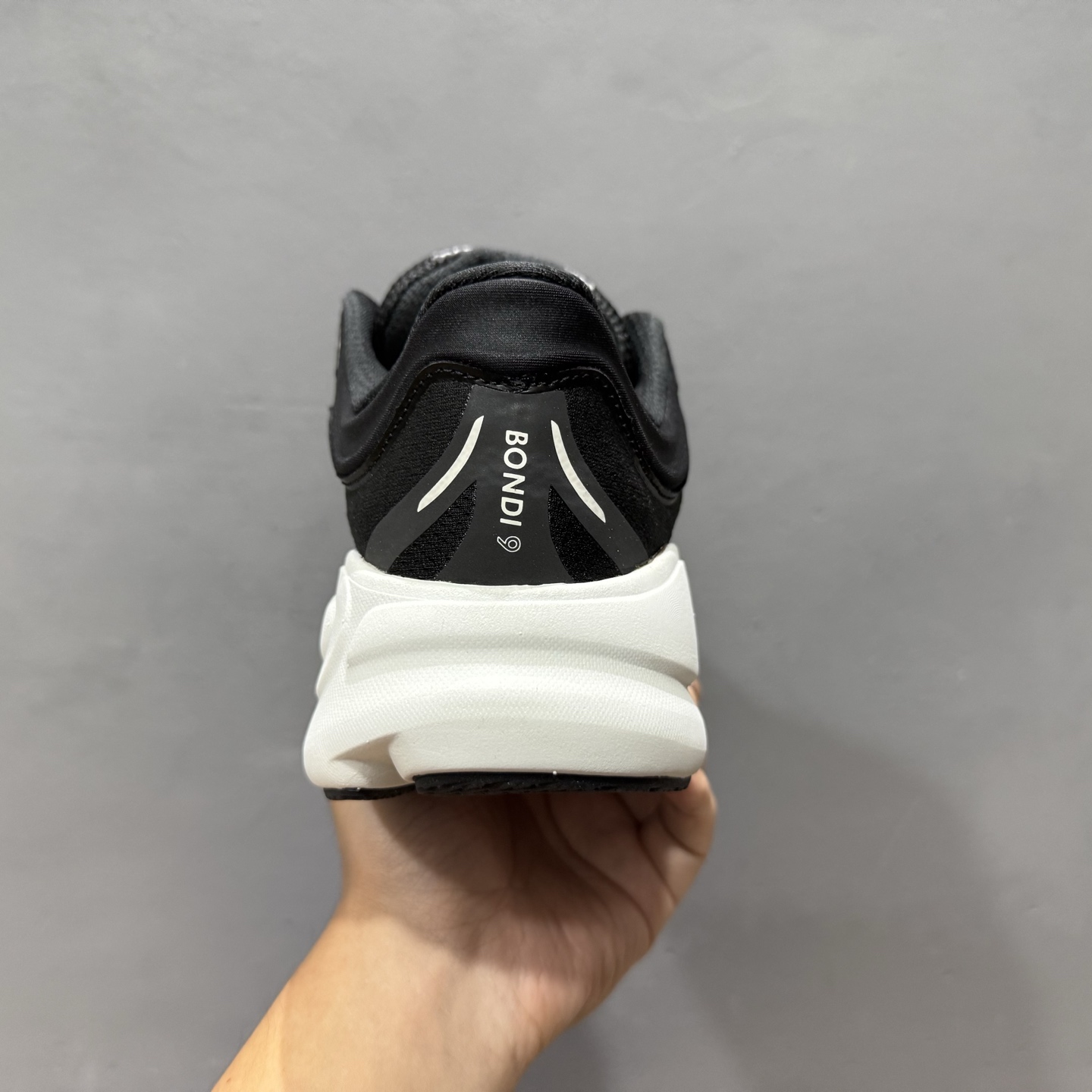 180 HOKA ONE ONE Bondi 9 黑色 1162011-BWHT