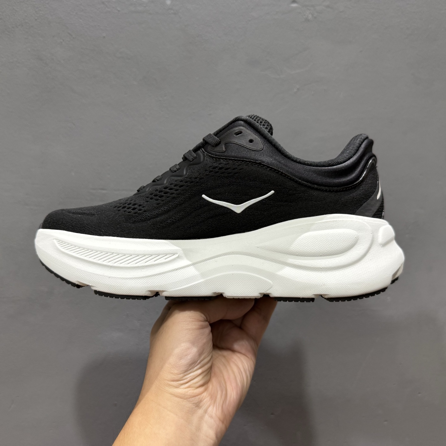 180 HOKA ONE ONE Bondi 9 黑色 1162011-BWHT