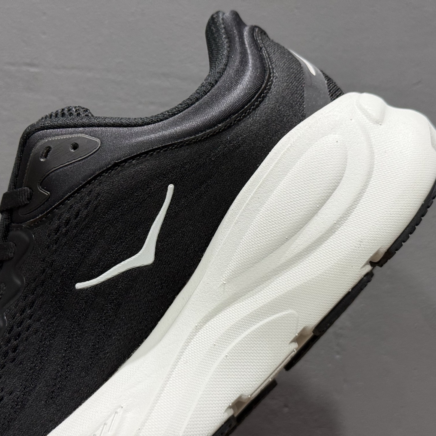 180 HOKA ONE ONE Bondi 9 黑色 1162011-BWHT