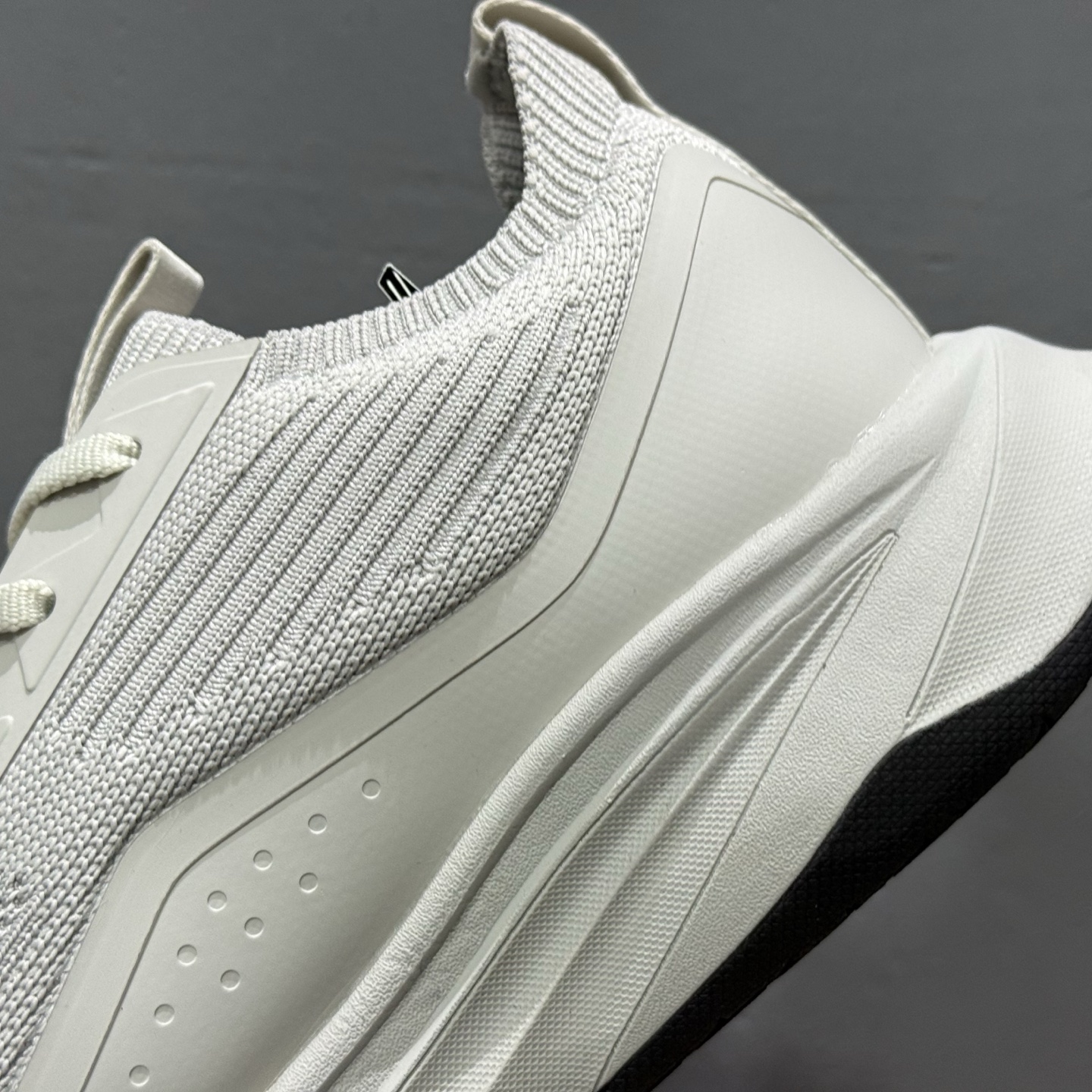 360 L/DESCENTE迪桑特轻盈缓震透气鞋面时尚休闲运动男子越野跑鞋