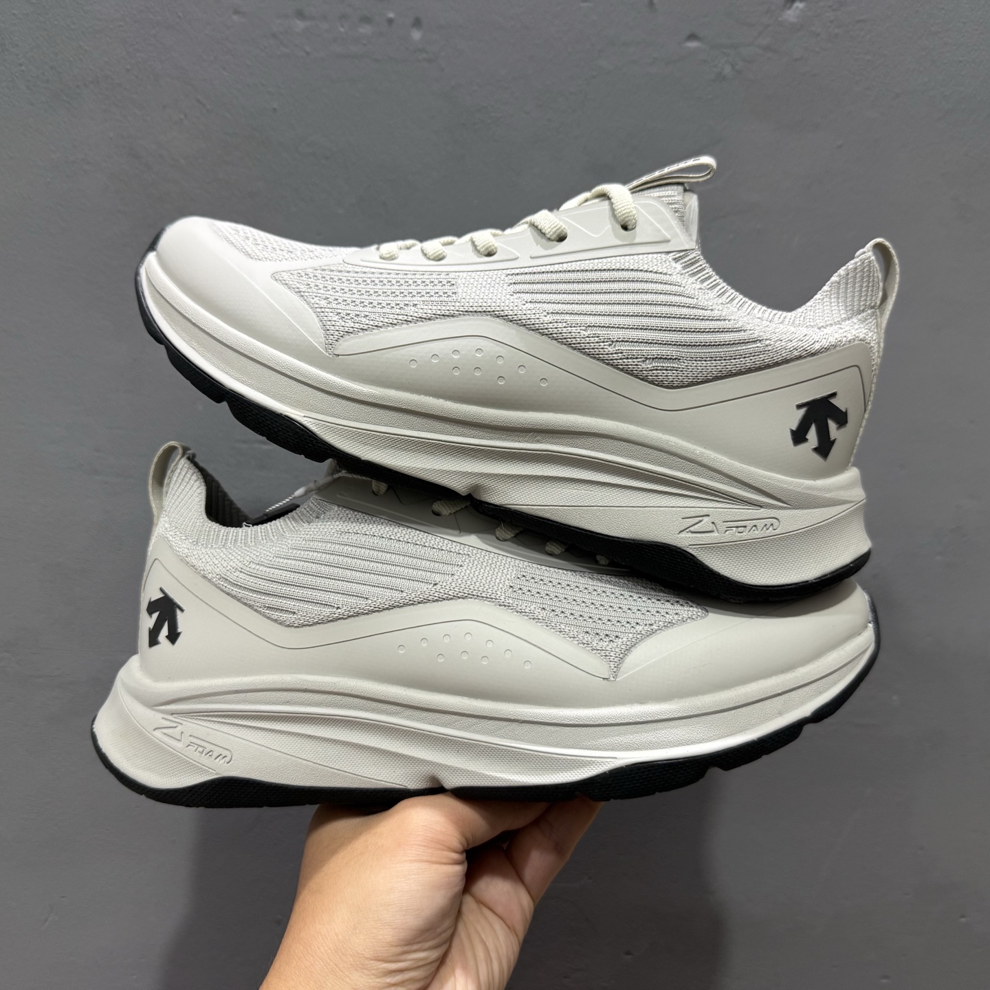 360 L/DESCENTE迪桑特轻盈缓震透气鞋面时尚休闲运动男子越野跑鞋