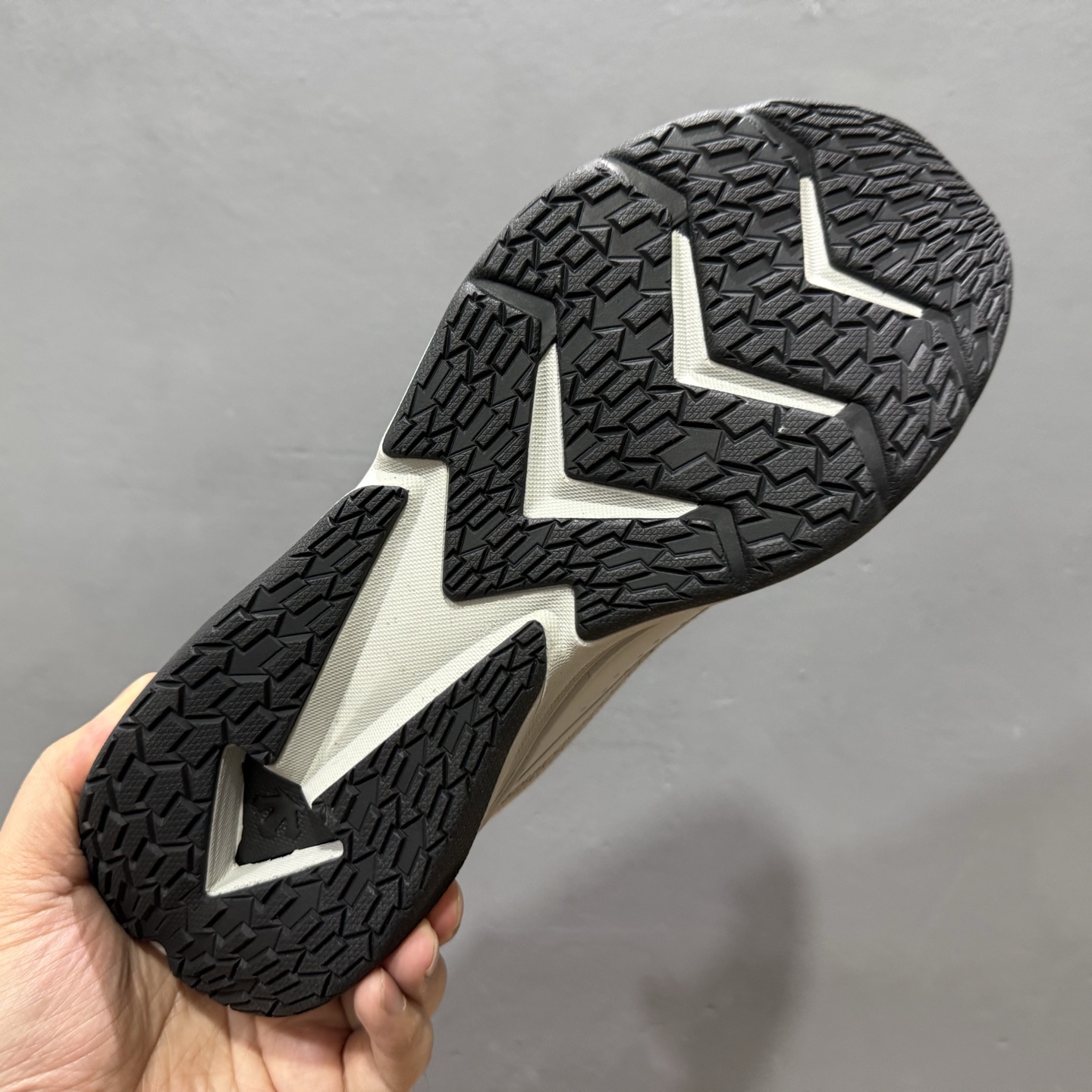 360 L/DESCENTE迪桑特轻盈缓震透气鞋面时尚休闲运动男子越野跑鞋