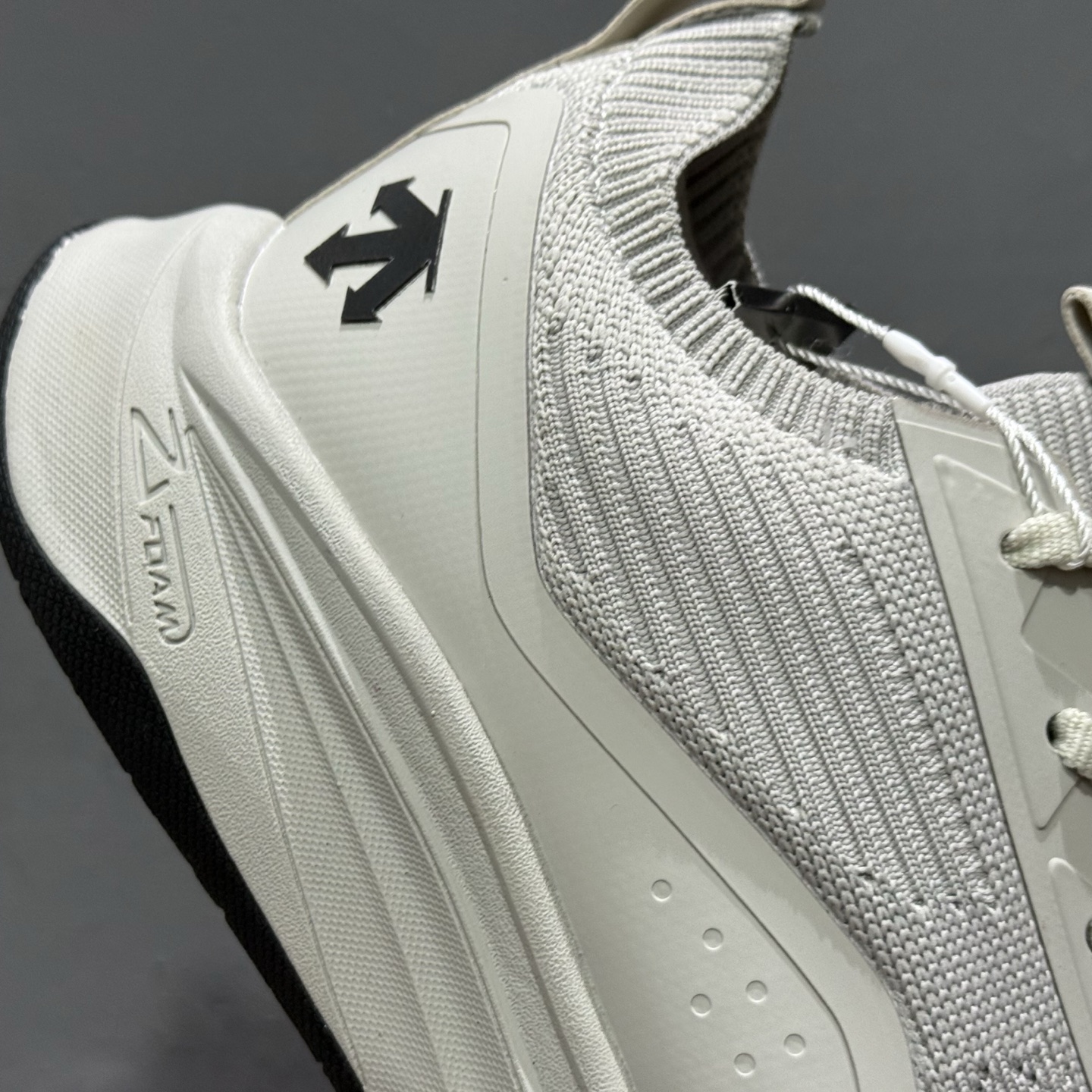 360 L/DESCENTE迪桑特轻盈缓震透气鞋面时尚休闲运动男子越野跑鞋