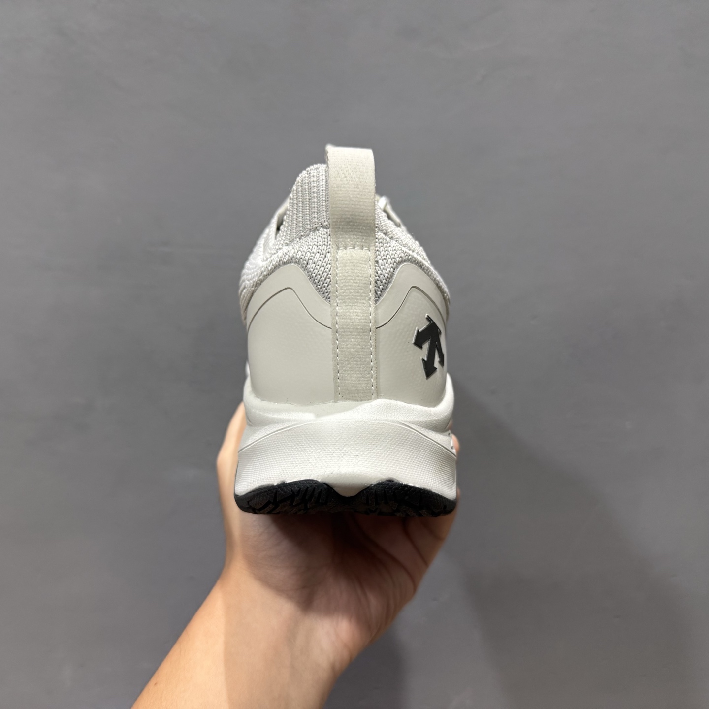 360 L/DESCENTE迪桑特轻盈缓震透气鞋面时尚休闲运动男子越野跑鞋