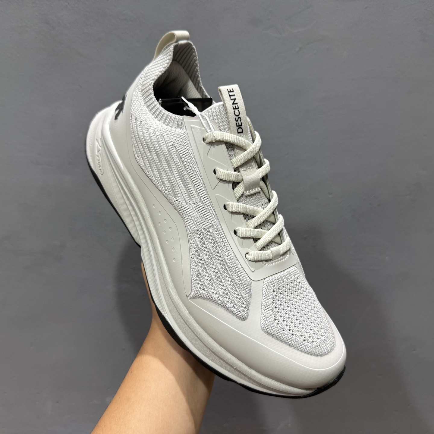 360 L/DESCENTE迪桑特轻盈缓震透气鞋面时尚休闲运动男子越野跑鞋