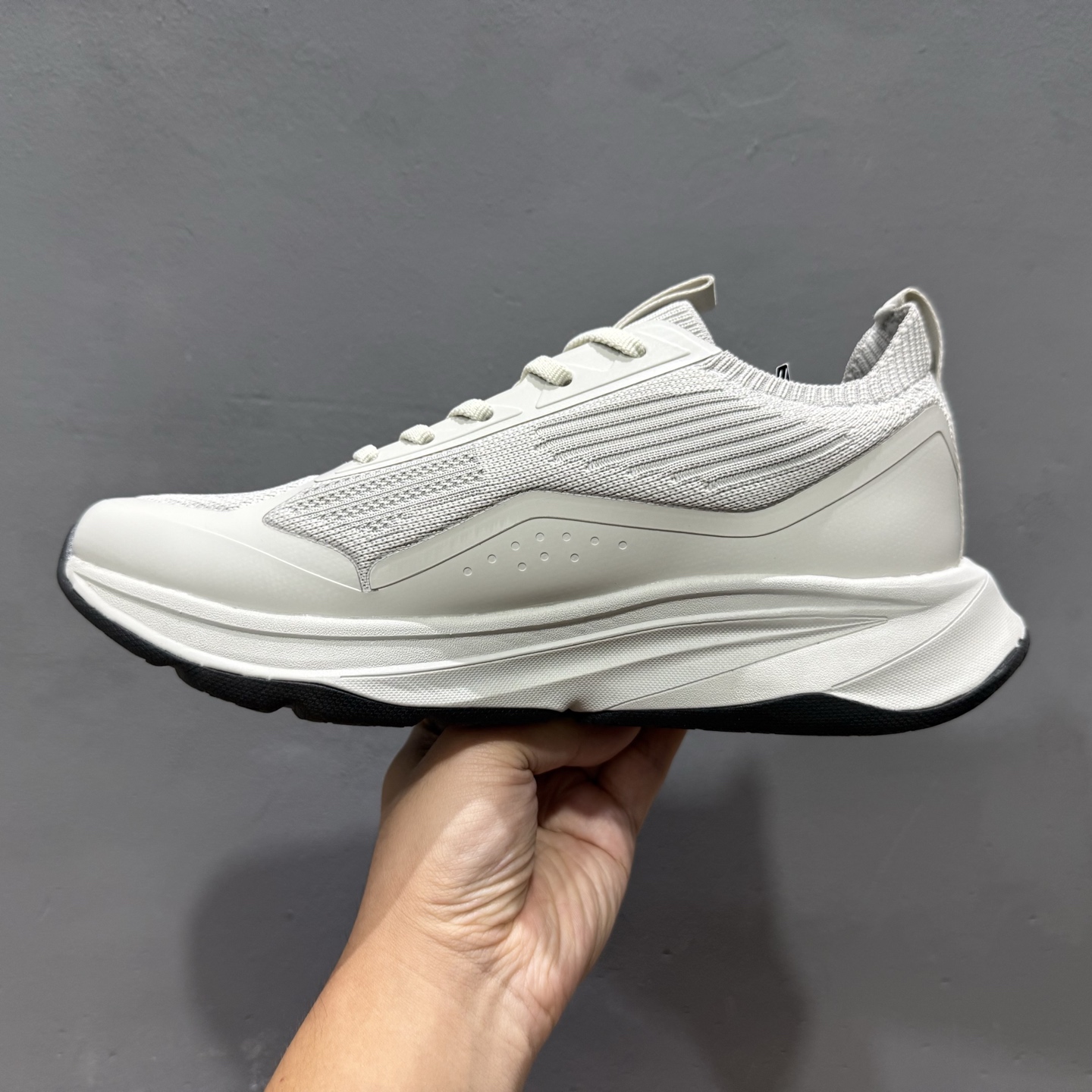 360 L/DESCENTE迪桑特轻盈缓震透气鞋面时尚休闲运动男子越野跑鞋