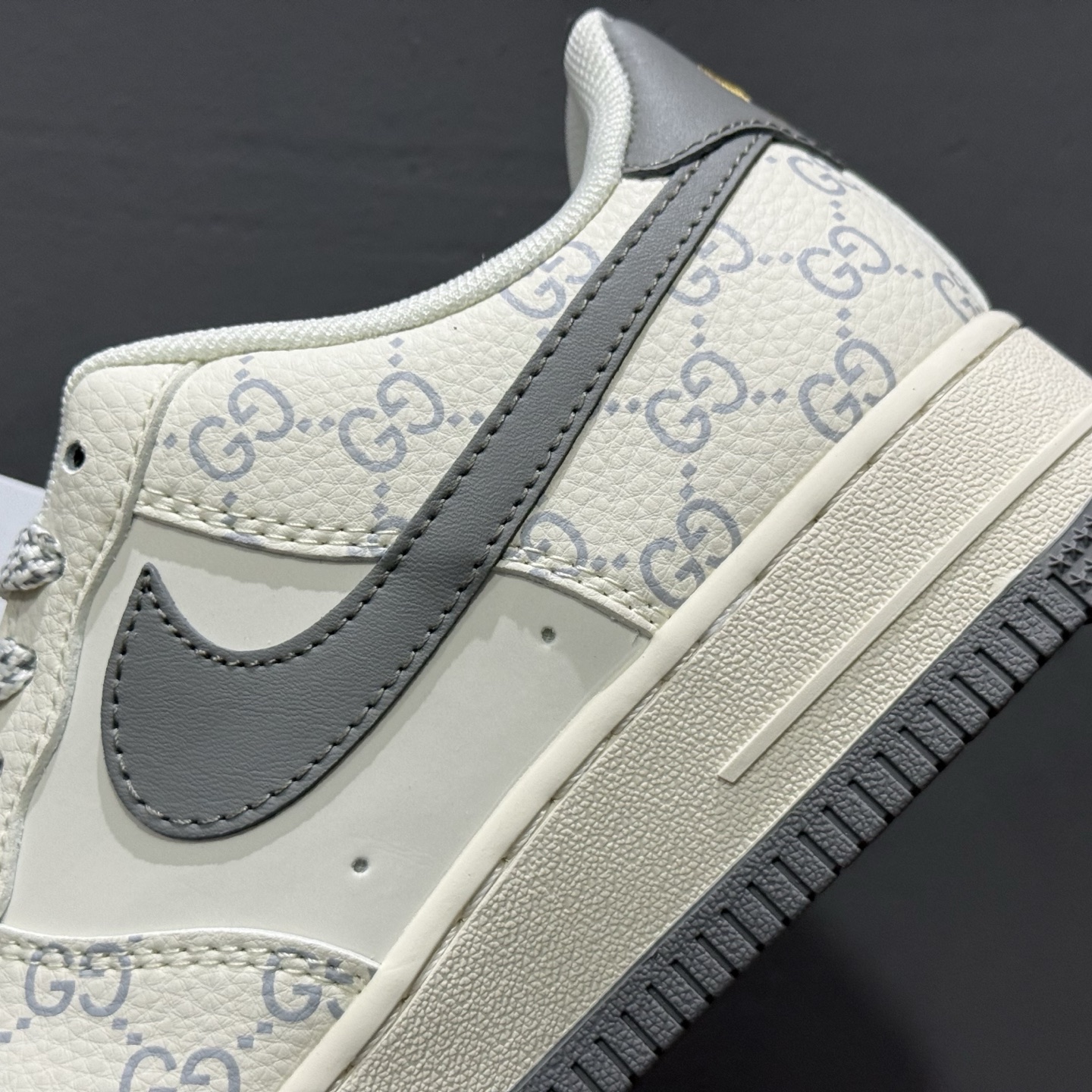 260 独家实拍Nike Air Force 1‘07 Low 古驰联名 花纹灰勾 空军一号低帮休闲板鞋 ZH2598-322-Chinese UA Cheap High Quatity Brand Clothes Bags handbags Sneakers wholesale wholesaler seller from China Factory suppliers Fashion Clothing Shoes best Quality Beautiful Price 260 独家实拍Nike Air Force 1‘07 Low 古驰联名 花纹灰勾 空军一号低帮休闲板鞋 ZH2598-322