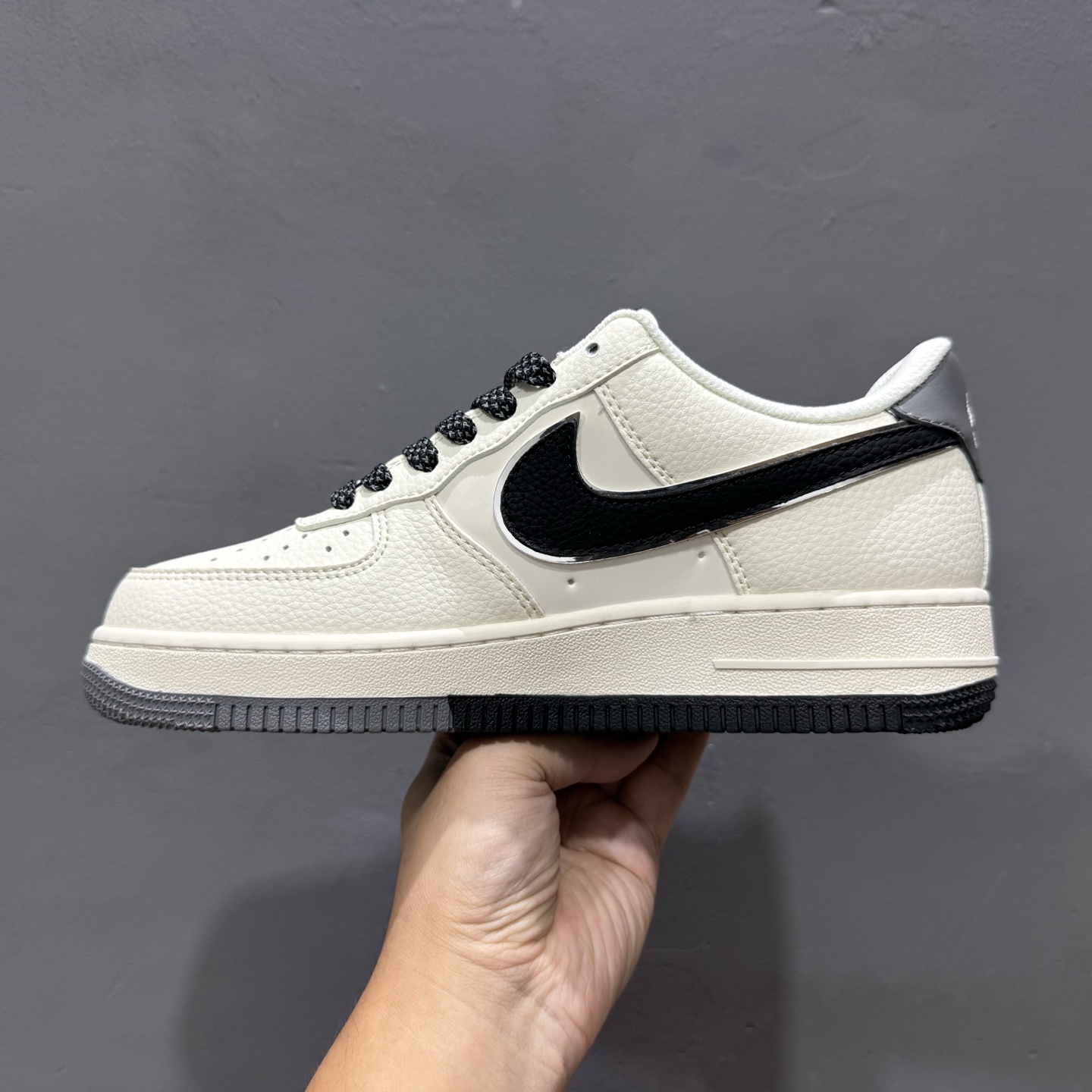 260 独家实拍Nike Air Force 1‘07 Low 联名 灰黑双色米黑 空军一号低帮休闲板鞋 QW5836-005-Chinese UA Cheap High Quatity Brand Clothes Bags handbags Sneakers wholesale wholesaler seller from China Factory suppliers Fashion Clothing Shoes best Quality Beautiful Price 260 独家实拍Nike Air Force 1‘07 Low 联名 灰黑双色米黑 空军一号低帮休闲板鞋 QW5836-005