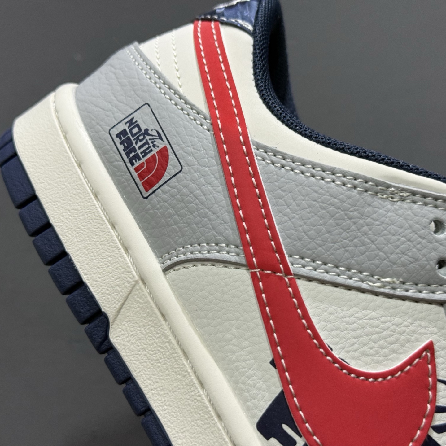 260 Nike SB Dunk Low“北面联名——灰蓝红勾配色” 高端定制 低帮休闲板鞋 XF8698-208-Chinese UA Cheap High Quatity Brand Clothes Bags handbags Sneakers wholesale wholesaler seller from China Factory suppliers Fashion Clothing Shoes best Quality Beautiful Price 260 Nike SB Dunk Low“北面联名——灰蓝红勾配色” 高端定制 低帮休闲板鞋 XF8698-208