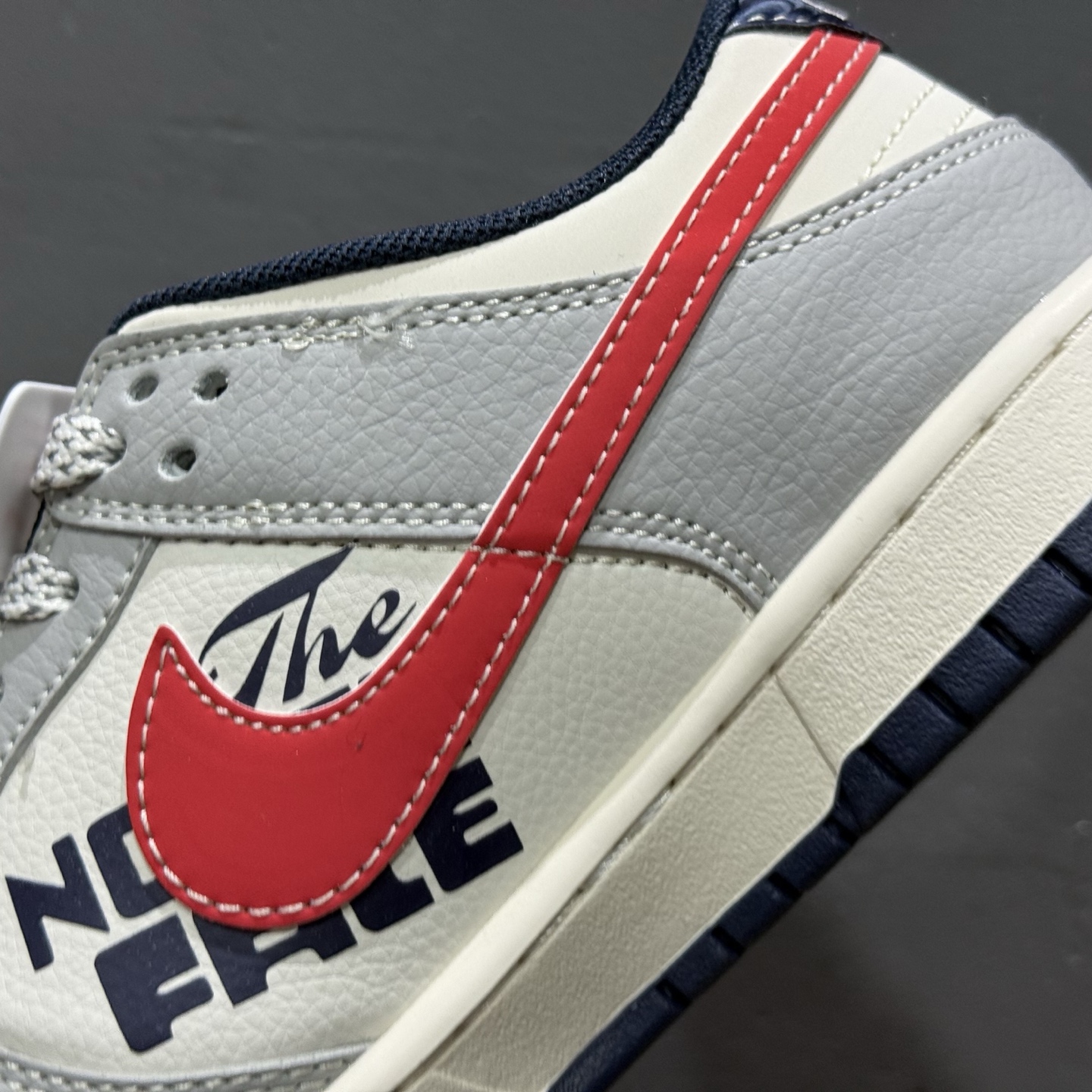 260 Nike SB Dunk Low“北面联名——灰蓝红勾配色” 高端定制 低帮休闲板鞋 XF8698-208-Chinese UA Cheap High Quatity Brand Clothes Bags handbags Sneakers wholesale wholesaler seller from China Factory suppliers Fashion Clothing Shoes best Quality Beautiful Price 260 Nike SB Dunk Low“北面联名——灰蓝红勾配色” 高端定制 低帮休闲板鞋 XF8698-208