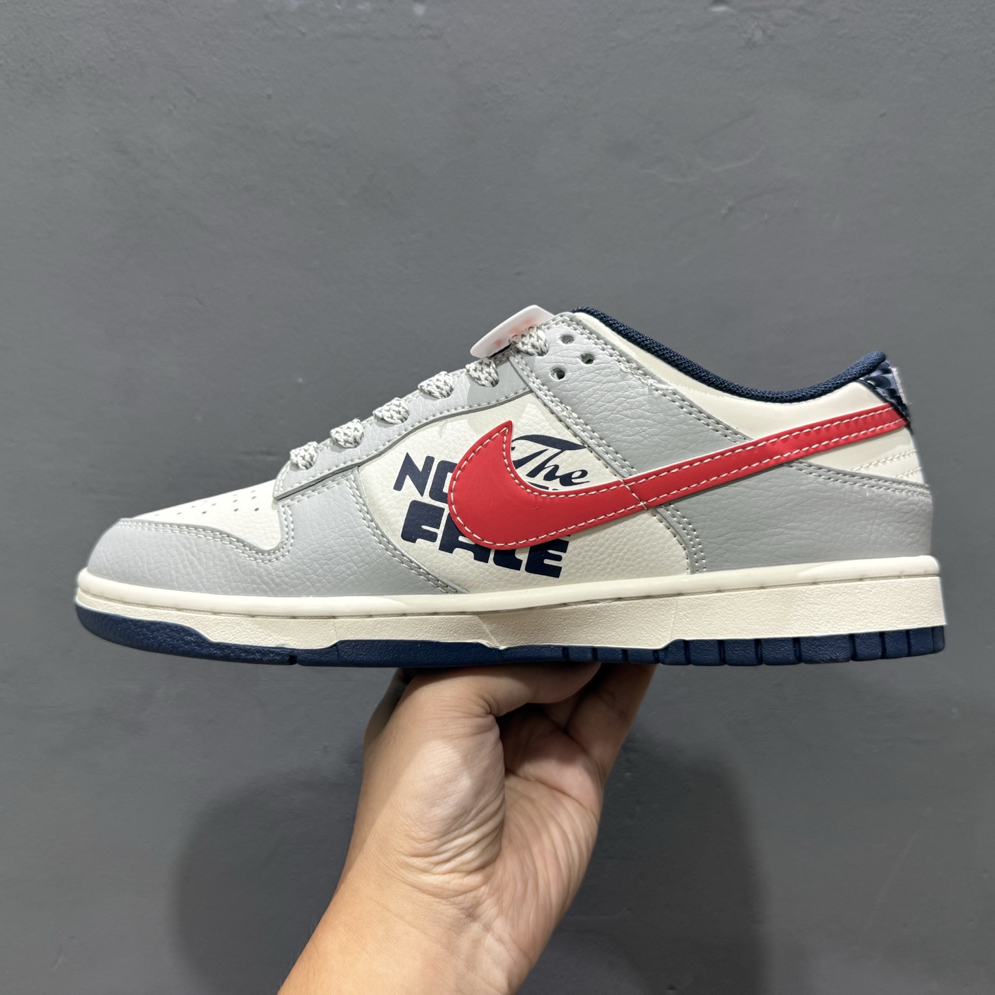 260 Nike SB Dunk Low“北面联名——灰蓝红勾配色” 高端定制 低帮休闲板鞋 XF8698-208-Chinese UA Cheap High Quatity Brand Clothes Bags handbags Sneakers wholesale wholesaler seller from China Factory suppliers Fashion Clothing Shoes best Quality Beautiful Price 260 Nike SB Dunk Low“北面联名——灰蓝红勾配色” 高端定制 低帮休闲板鞋 XF8698-208