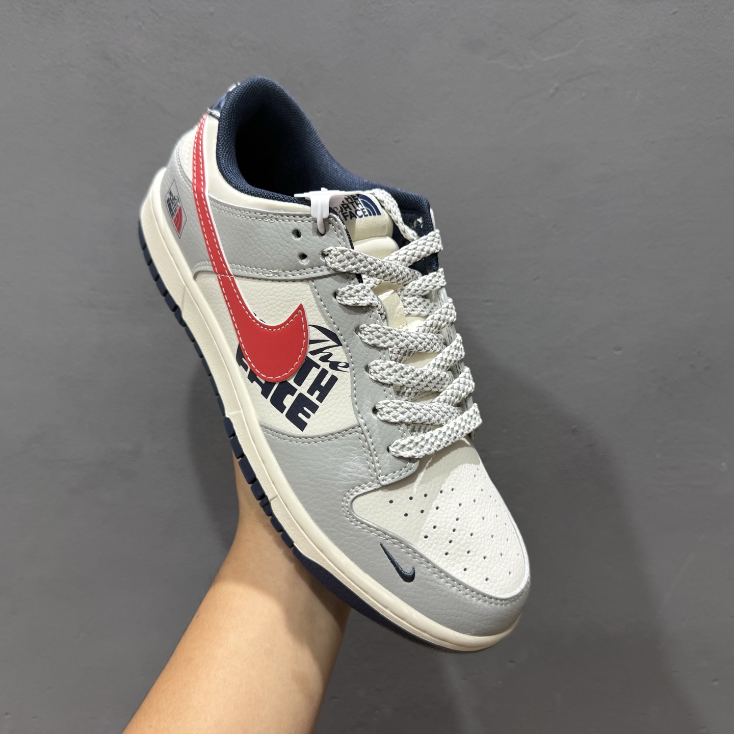 260 Nike SB Dunk Low“北面联名——灰蓝红勾配色” 高端定制 低帮休闲板鞋 XF8698-208-Chinese UA Cheap High Quatity Brand Clothes Bags handbags Sneakers wholesale wholesaler seller from China Factory suppliers Fashion Clothing Shoes best Quality Beautiful Price 260 Nike SB Dunk Low“北面联名——灰蓝红勾配色” 高端定制 低帮休闲板鞋 XF8698-208