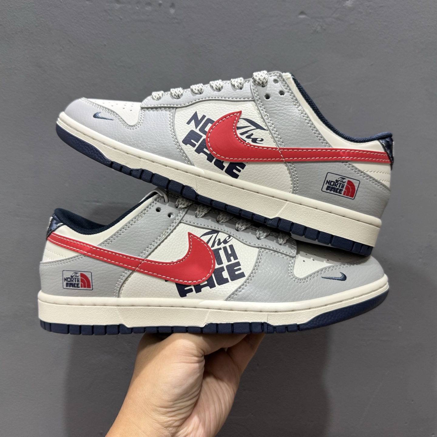 260 Nike SB Dunk Low“北面联名——灰蓝红勾配色” 高端定制 低帮休闲板鞋 XF8698-208-Chinese UA Cheap High Quatity Brand Clothes Bags handbags Sneakers wholesale wholesaler seller from China Factory suppliers Fashion Clothing Shoes best Quality Beautiful Price 260 Nike SB Dunk Low“北面联名——灰蓝红勾配色” 高端定制 低帮休闲板鞋 XF8698-208