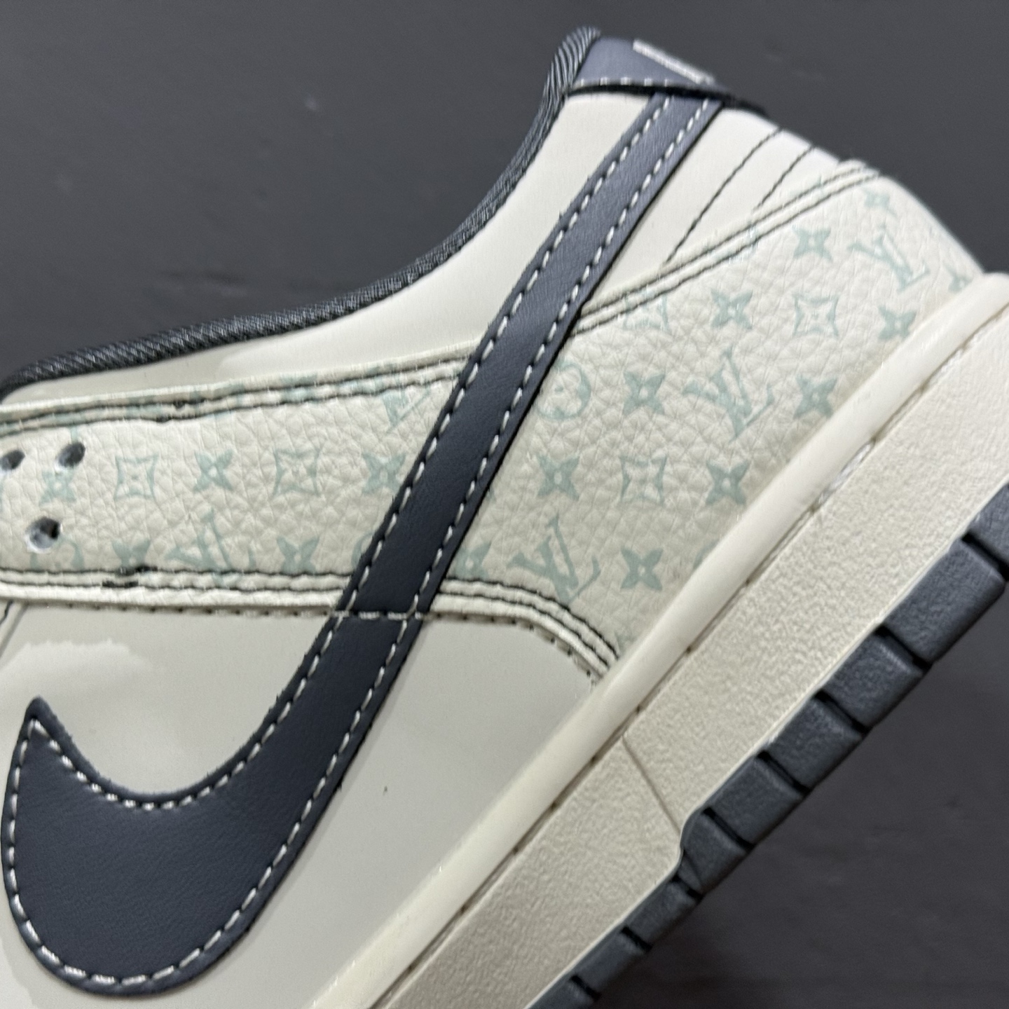 280 独家实拍Nike SB Dunk Low LV联名 花纹灰勾 周年高端定制 低帮休闲板鞋 YX5066-366-Chinese UA Cheap High Quatity Brand Clothes Bags handbags Sneakers wholesale wholesaler seller from China Factory suppliers Fashion Clothing Shoes best Quality Beautiful Price 280 独家实拍Nike SB Dunk Low LV联名 花纹灰勾 周年高端定制 低帮休闲板鞋 YX5066-366