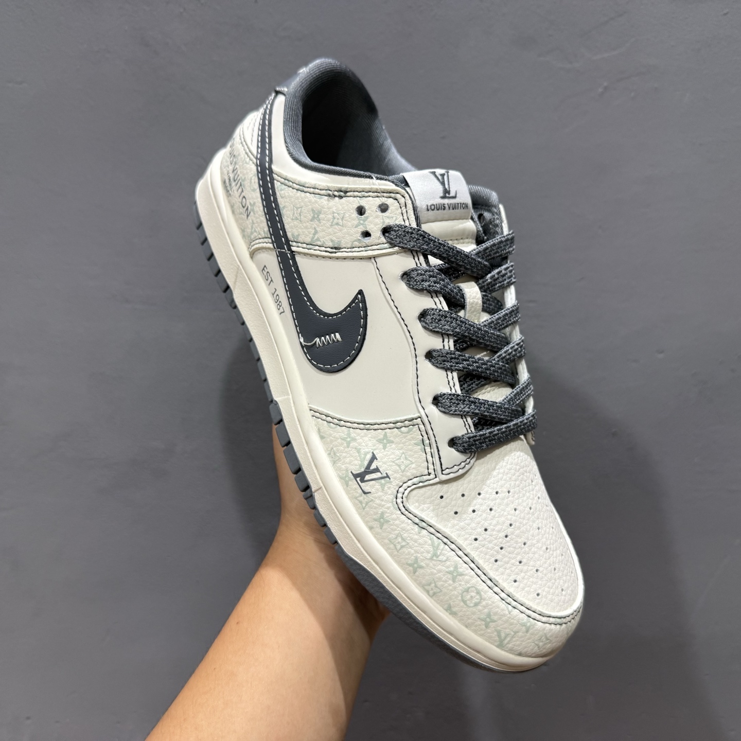 280 独家实拍Nike SB Dunk Low LV联名 花纹灰勾 周年高端定制 低帮休闲板鞋 YX5066-366-Chinese UA Cheap High Quatity Brand Clothes Bags handbags Sneakers wholesale wholesaler seller from China Factory suppliers Fashion Clothing Shoes best Quality Beautiful Price 280 独家实拍Nike SB Dunk Low LV联名 花纹灰勾 周年高端定制 低帮休闲板鞋 YX5066-366