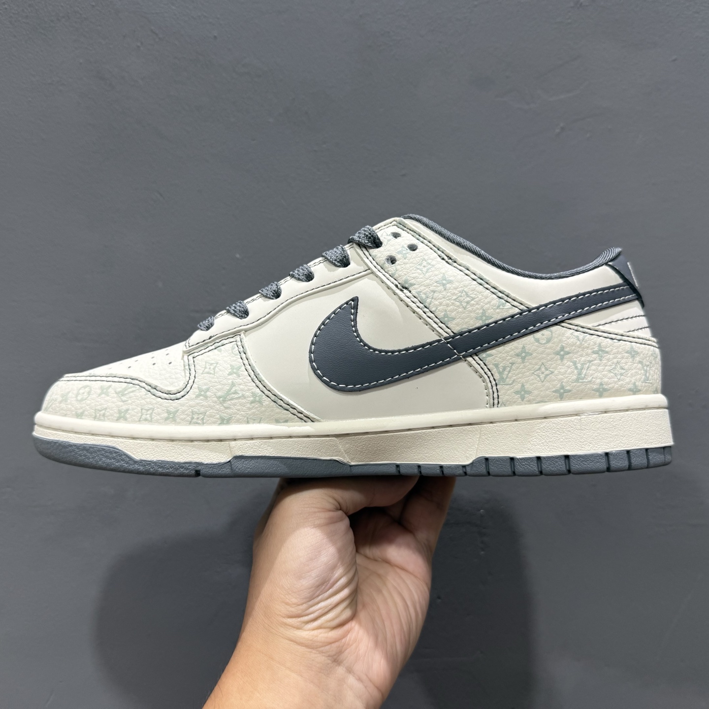 280 独家实拍Nike SB Dunk Low LV联名 花纹灰勾 周年高端定制 低帮休闲板鞋 YX5066-366-Chinese UA Cheap High Quatity Brand Clothes Bags handbags Sneakers wholesale wholesaler seller from China Factory suppliers Fashion Clothing Shoes best Quality Beautiful Price 280 独家实拍Nike SB Dunk Low LV联名 花纹灰勾 周年高端定制 低帮休闲板鞋 YX5066-366