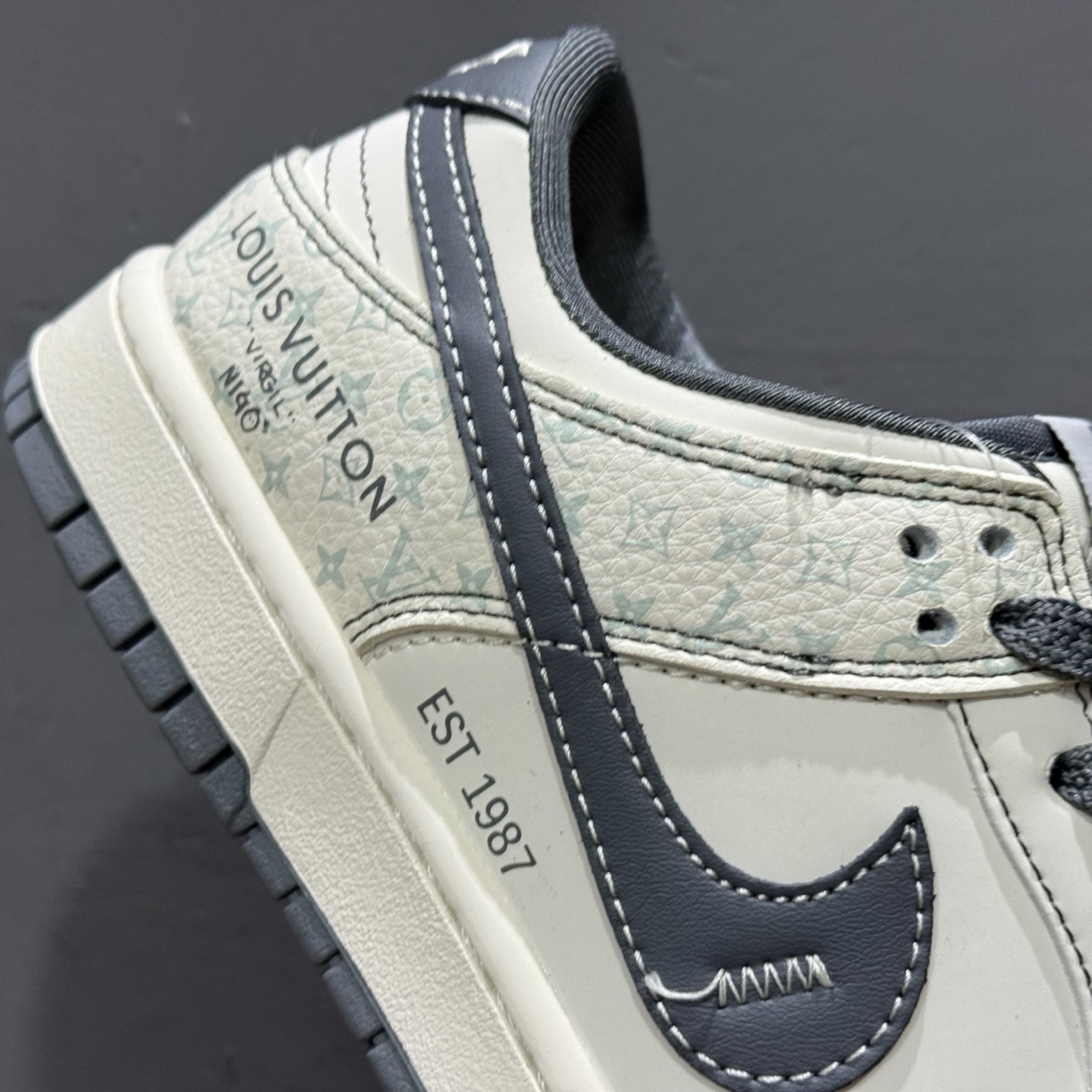 280 独家实拍Nike SB Dunk Low LV联名 花纹灰勾 周年高端定制 低帮休闲板鞋 YX5066-366-Chinese UA Cheap High Quatity Brand Clothes Bags handbags Sneakers wholesale wholesaler seller from China Factory suppliers Fashion Clothing Shoes best Quality Beautiful Price 280 独家实拍Nike SB Dunk Low LV联名 花纹灰勾 周年高端定制 低帮休闲板鞋 YX5066-366