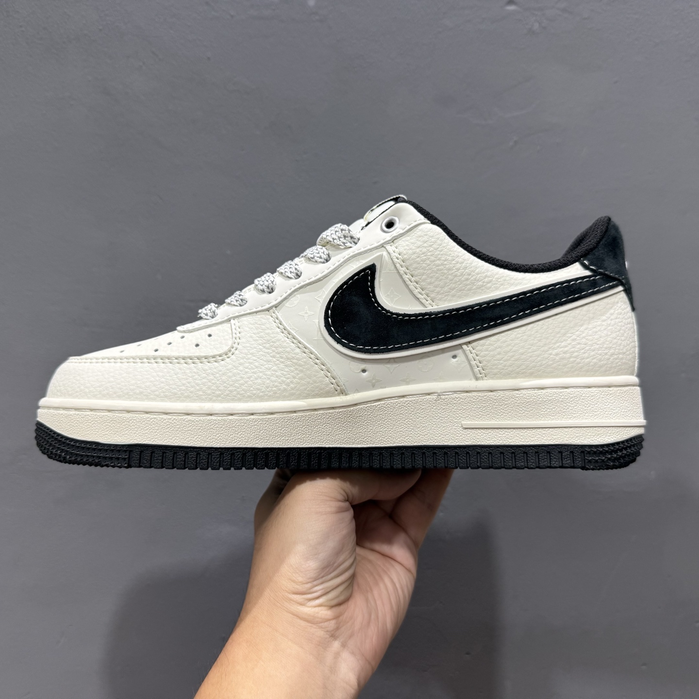 ¥260 Nike Air Force 1'07 Low LV联名 米黑勾红标 空军一号低帮休闲板鞋 YX5066-348-Chinese UA Cheap High Quatity Brand Clothes Bags handbags Sneakers wholesale wholesaler seller from China Factory suppliers Fashion Clothing Shoes best Quality Beautiful Price ¥260 Nike Air Force 1'07 Low LV联名 米黑勾红标 空军一号低帮休闲板鞋 YX5066-348
