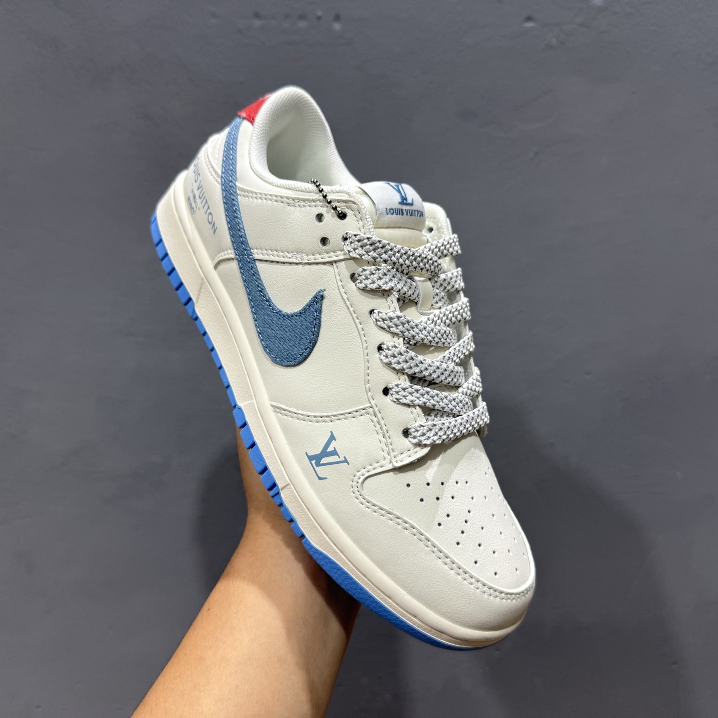 280 海外爆款限量发售!Nike SB Dunk Low“ LV联名——夏季冰蓝红” 周年高端定制 低帮休闲板鞋 SM6668-101-Chinese UA Cheap High Quatity Brand Clothes Bags handbags Sneakers wholesale wholesaler seller from China Factory suppliers Fashion Clothing Shoes best Quality Beautiful Price 280 海外爆款限量发售!Nike SB Dunk Low“ LV联名——夏季冰蓝红” 周年高端定制 低帮休闲板鞋 SM6668-101