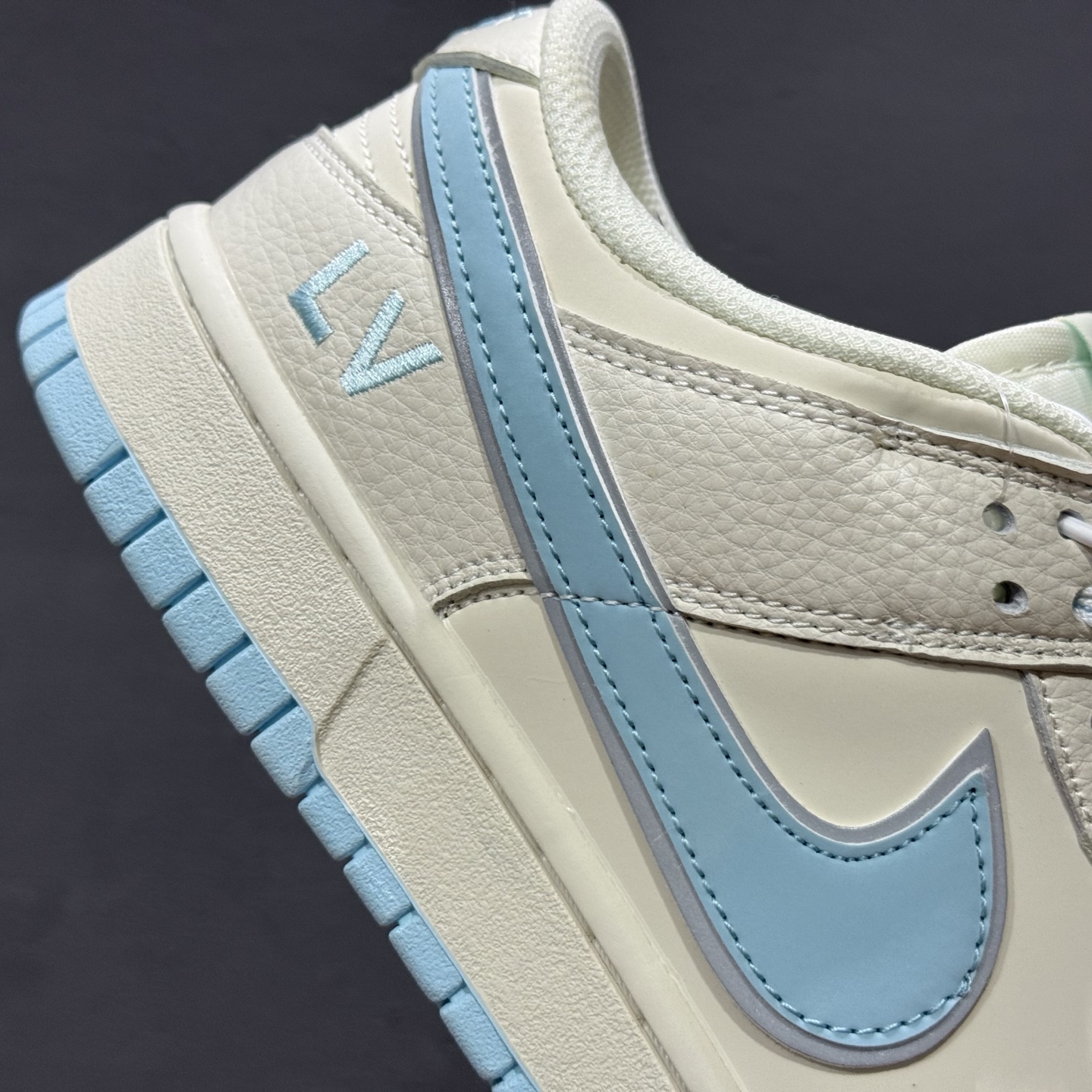 280 独家实拍Nike SB Dunk Low LV联名 米白浅蓝 周年高端定制 低帮休闲板鞋 KK1333-048-Chinese UA Cheap High Quatity Brand Clothes Bags handbags Sneakers wholesale wholesaler seller from China Factory suppliers Fashion Clothing Shoes best Quality Beautiful Price 280 独家实拍Nike SB Dunk Low LV联名 米白浅蓝 周年高端定制 低帮休闲板鞋 KK1333-048
