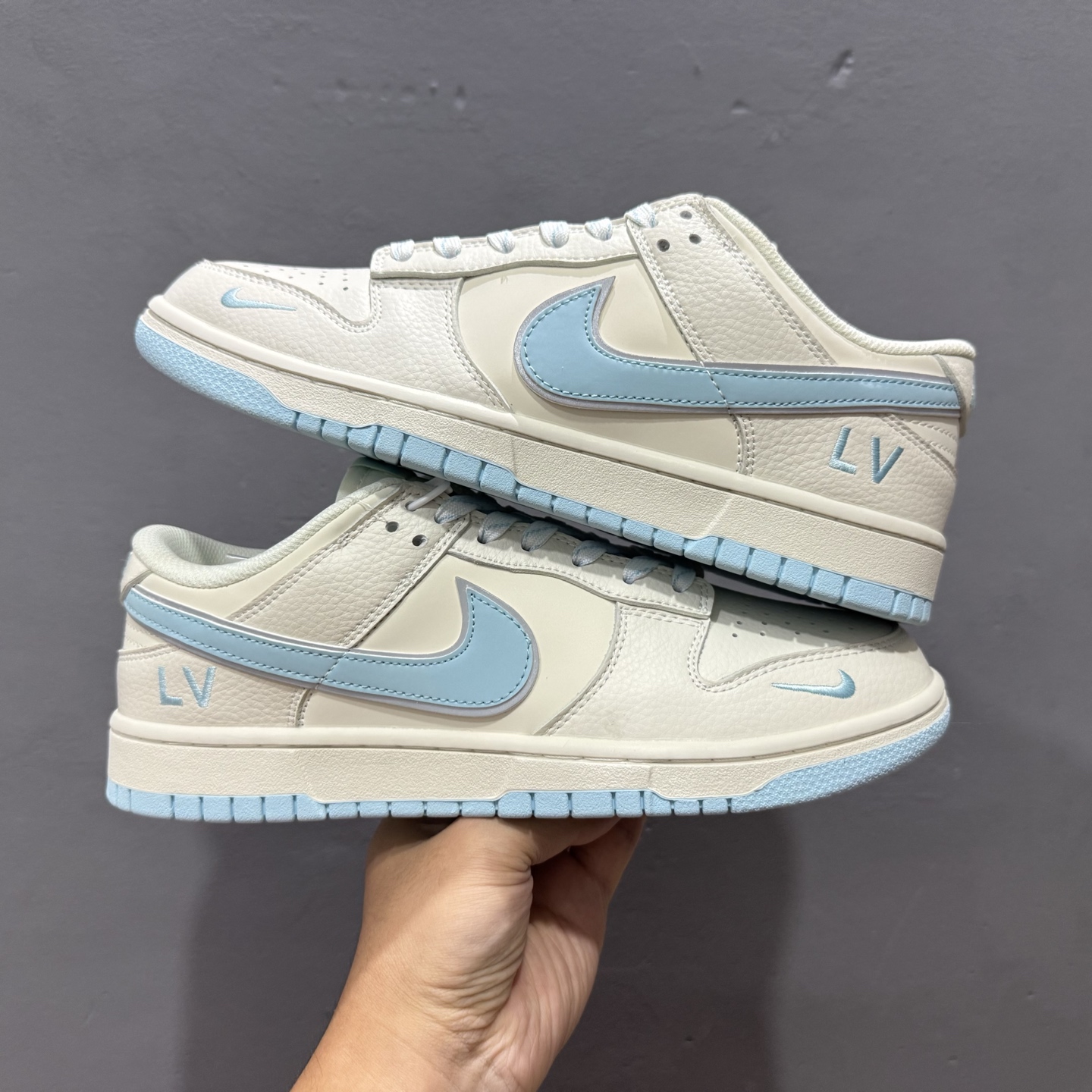 280 独家实拍Nike SB Dunk Low LV联名 米白浅蓝 周年高端定制 低帮休闲板鞋 KK1333-048-Chinese UA Cheap High Quatity Brand Clothes Bags handbags Sneakers wholesale wholesaler seller from China Factory suppliers Fashion Clothing Shoes best Quality Beautiful Price 280 独家实拍Nike SB Dunk Low LV联名 米白浅蓝 周年高端定制 低帮休闲板鞋 KK1333-048