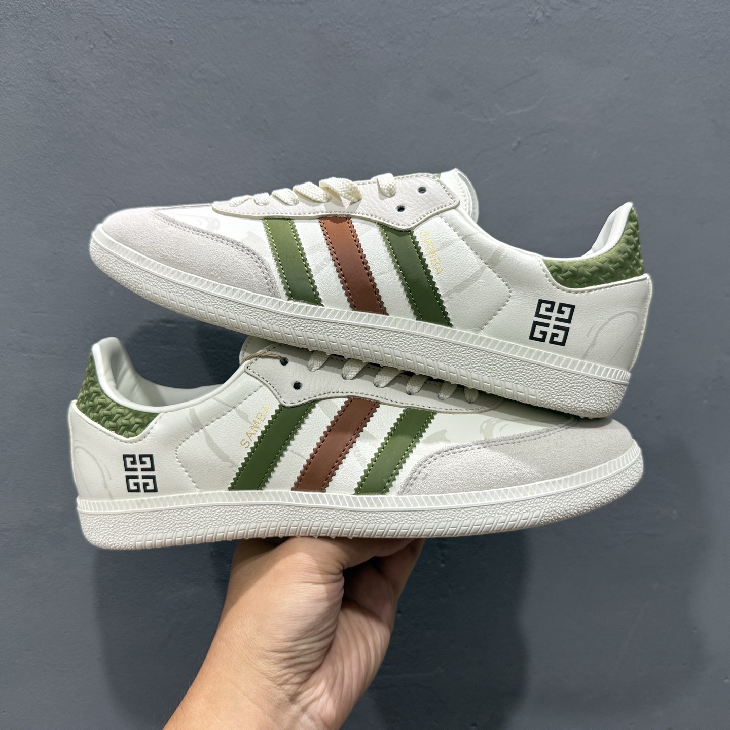 240 贝壳头阿迪Adidas originals SUPERSTAR “巴黎世家联名—奶白蓝”高端定制 低帮休闲板鞋 QF5805-Chinese UA Cheap High Quatity Brand Clothes Bags handbags Sneakers wholesale wholesaler seller from China Factory suppliers Fashion Clothing Shoes best Quality Beautiful Price 240 贝壳头阿迪Adidas originals SUPERSTAR “巴黎世家联名—奶白蓝”高端定制 低帮休闲板鞋 QF5805