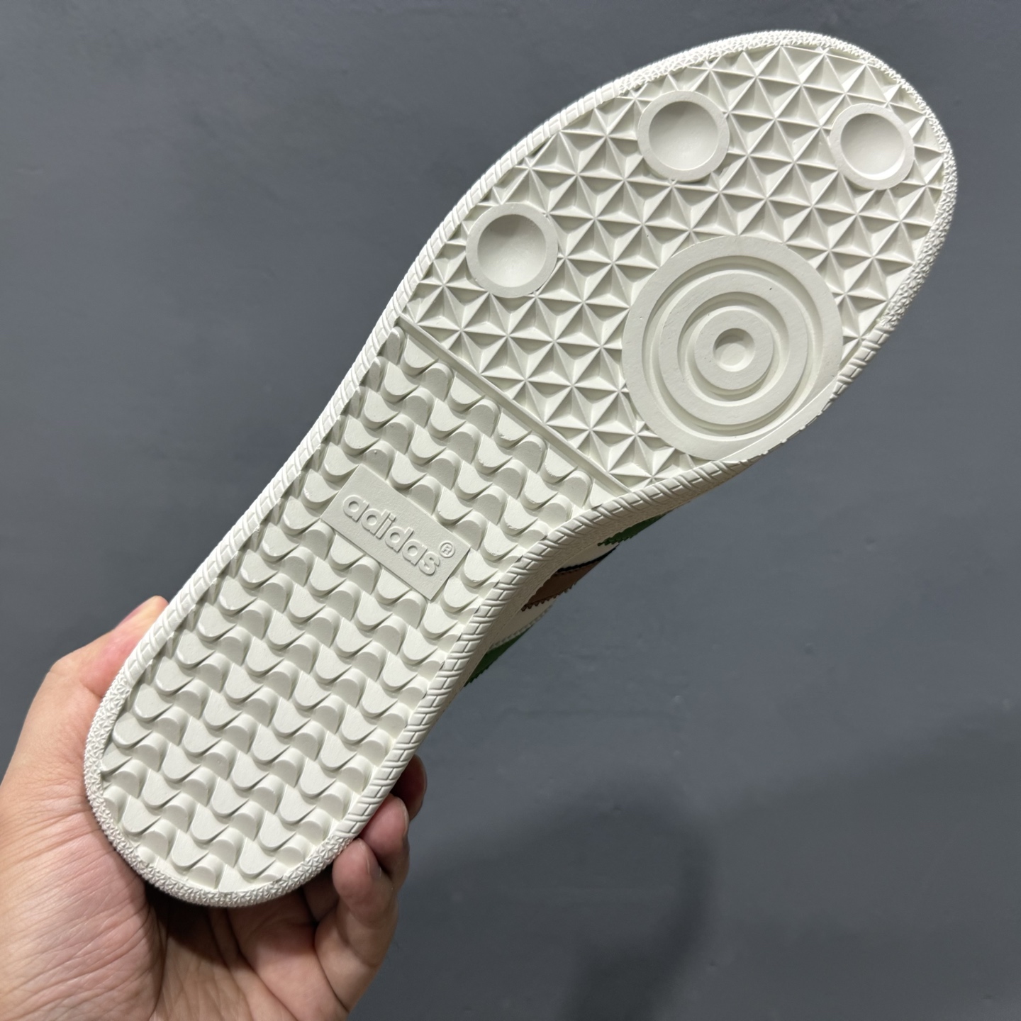 240 贝壳头阿迪Adidas originals SUPERSTAR “巴黎世家联名—奶白蓝”高端定制 低帮休闲板鞋 QF5805-Chinese UA Cheap High Quatity Brand Clothes Bags handbags Sneakers wholesale wholesaler seller from China Factory suppliers Fashion Clothing Shoes best Quality Beautiful Price 240 贝壳头阿迪Adidas originals SUPERSTAR “巴黎世家联名—奶白蓝”高端定制 低帮休闲板鞋 QF5805