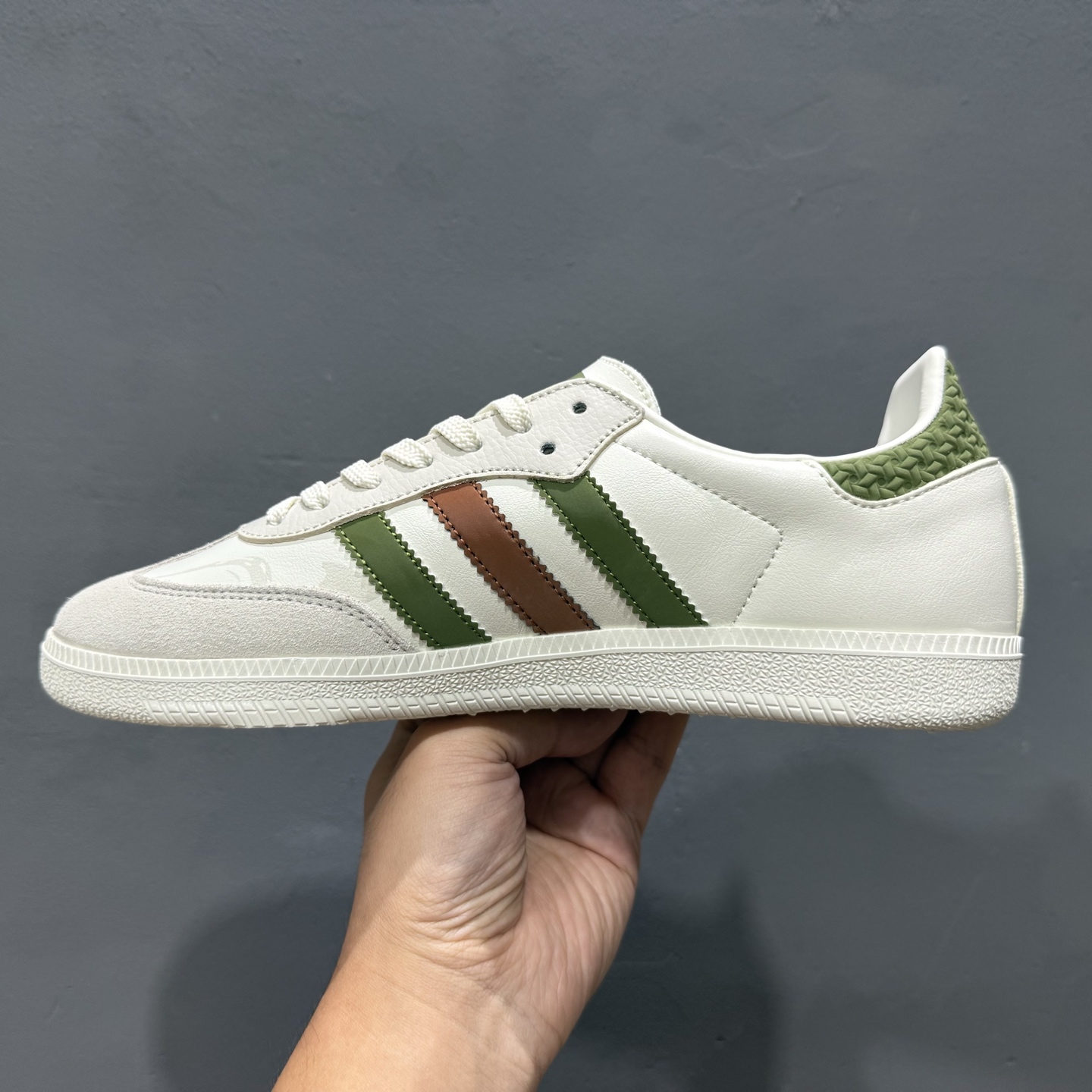 240 贝壳头阿迪Adidas originals SUPERSTAR “巴黎世家联名—奶白蓝”高端定制 低帮休闲板鞋 QF5805-Chinese UA Cheap High Quatity Brand Clothes Bags handbags Sneakers wholesale wholesaler seller from China Factory suppliers Fashion Clothing Shoes best Quality Beautiful Price 240 贝壳头阿迪Adidas originals SUPERSTAR “巴黎世家联名—奶白蓝”高端定制 低帮休闲板鞋 QF5805