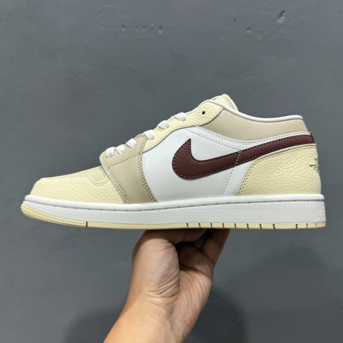 220 Air Jordan 1 Low 米白红 AJ1乔1低帮休闲板鞋 HV6530-100-Chinese UA Cheap High Quatity Brand Clothes Bags handbags Sneakers wholesale wholesaler seller from China Factory suppliers Fashion Clothing Shoes best Quality Beautiful Price 220 Air Jordan 1 Low 米白红 AJ1乔1低帮休闲板鞋 HV6530-100