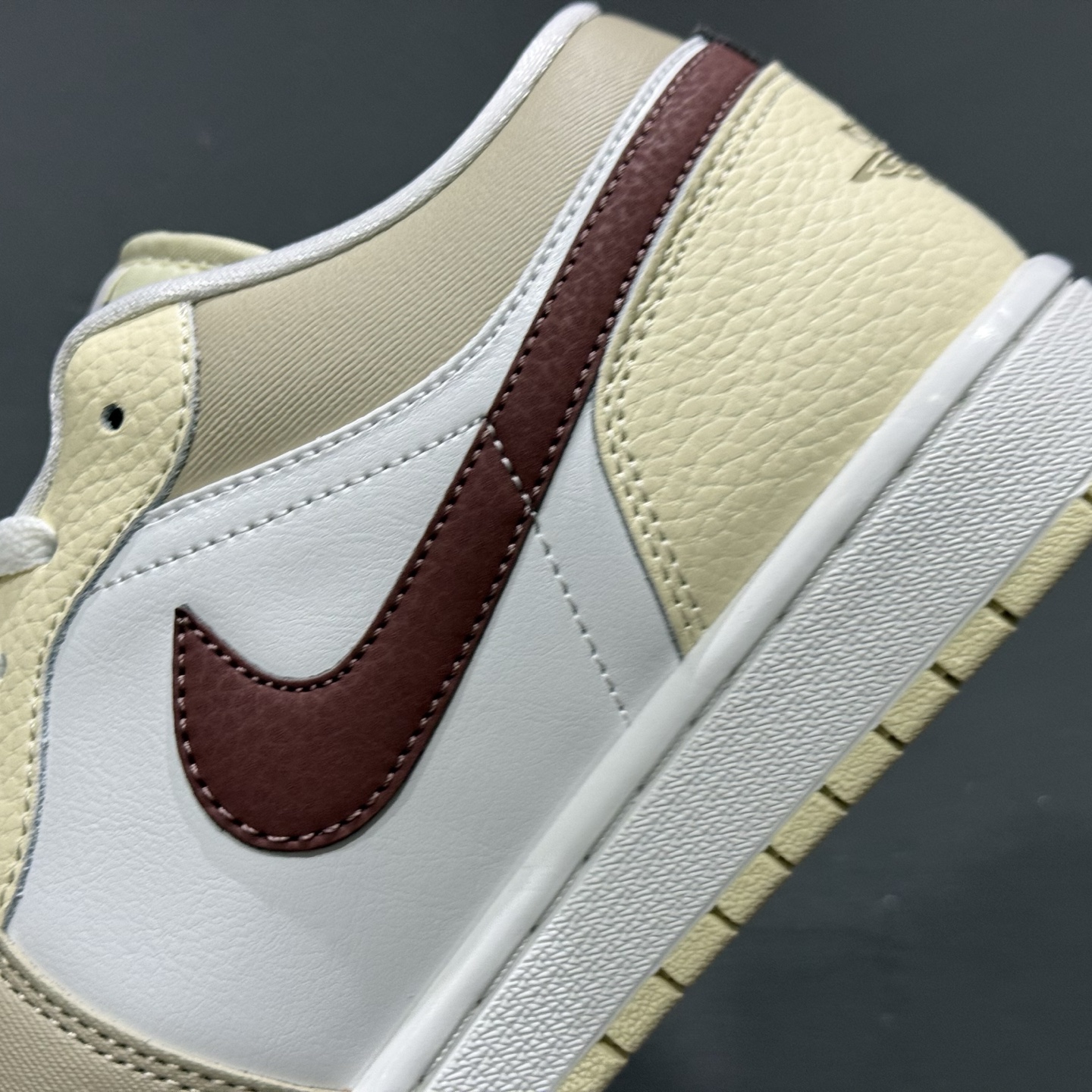 220 Air Jordan 1 Low 米白红 AJ1乔1低帮休闲板鞋 HV6530-100-Chinese UA Cheap High Quatity Brand Clothes Bags handbags Sneakers wholesale wholesaler seller from China Factory suppliers Fashion Clothing Shoes best Quality Beautiful Price 220 Air Jordan 1 Low 米白红 AJ1乔1低帮休闲板鞋 HV6530-100