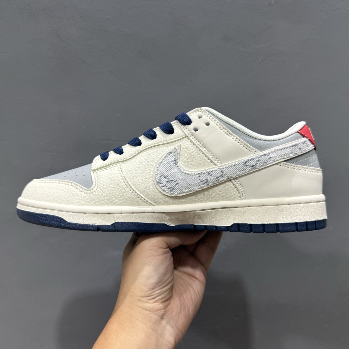 280 海外爆款限量发售!Nike SB Dunk Low“ LV联名—牛仔灰红拼接” 周年高端定制 低帮休闲板鞋 JP1628-038-Chinese UA Cheap High Quatity Brand Clothes Bags handbags Sneakers wholesale wholesaler seller from China Factory suppliers Fashion Clothing Shoes best Quality Beautiful Price 280 海外爆款限量发售!Nike SB Dunk Low“ LV联名—牛仔灰红拼接” 周年高端定制 低帮休闲板鞋 JP1628-038