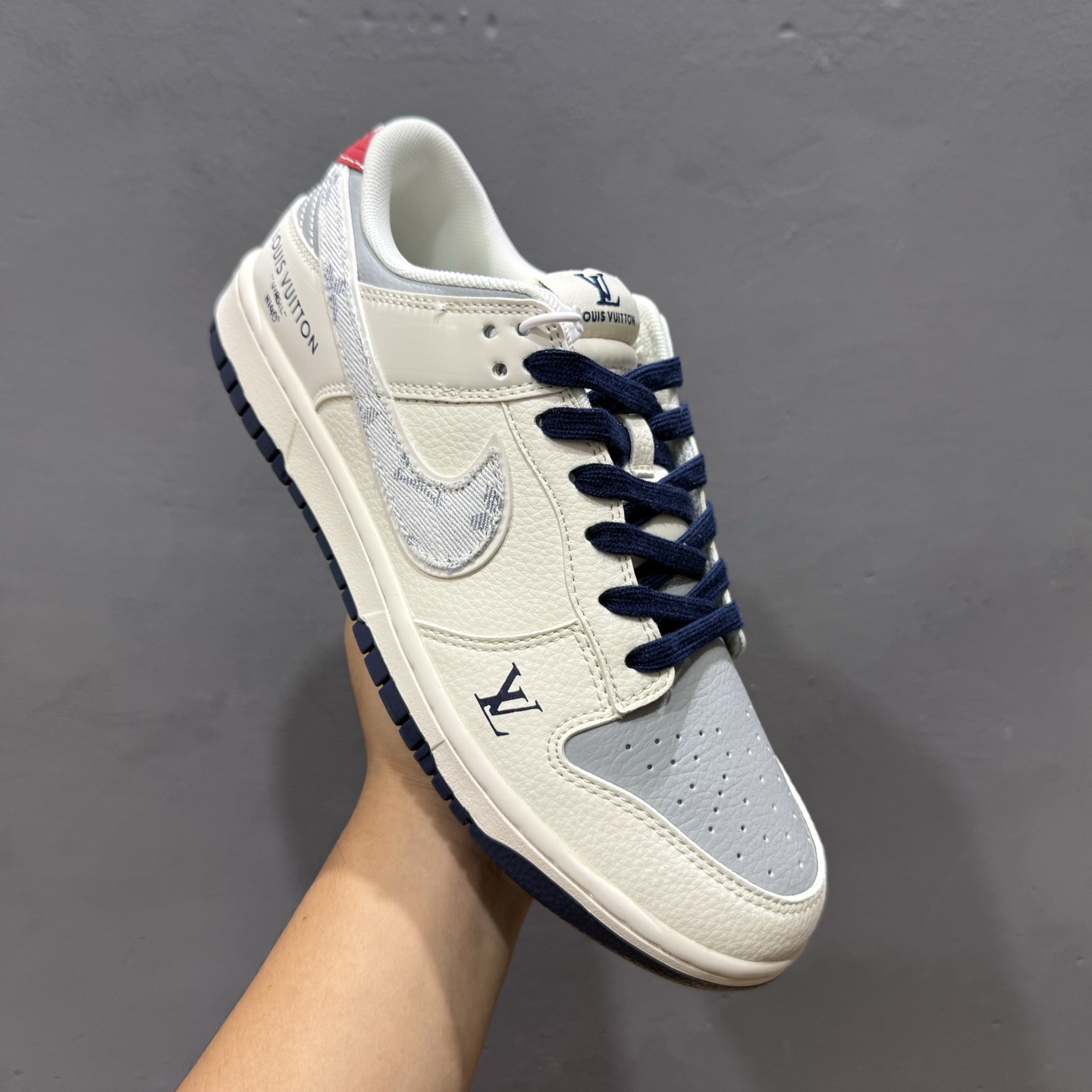 280 海外爆款限量发售!Nike SB Dunk Low“ LV联名—牛仔灰红拼接” 周年高端定制 低帮休闲板鞋 JP1628-038-Chinese UA Cheap High Quatity Brand Clothes Bags handbags Sneakers wholesale wholesaler seller from China Factory suppliers Fashion Clothing Shoes best Quality Beautiful Price 280 海外爆款限量发售!Nike SB Dunk Low“ LV联名—牛仔灰红拼接” 周年高端定制 低帮休闲板鞋 JP1628-038