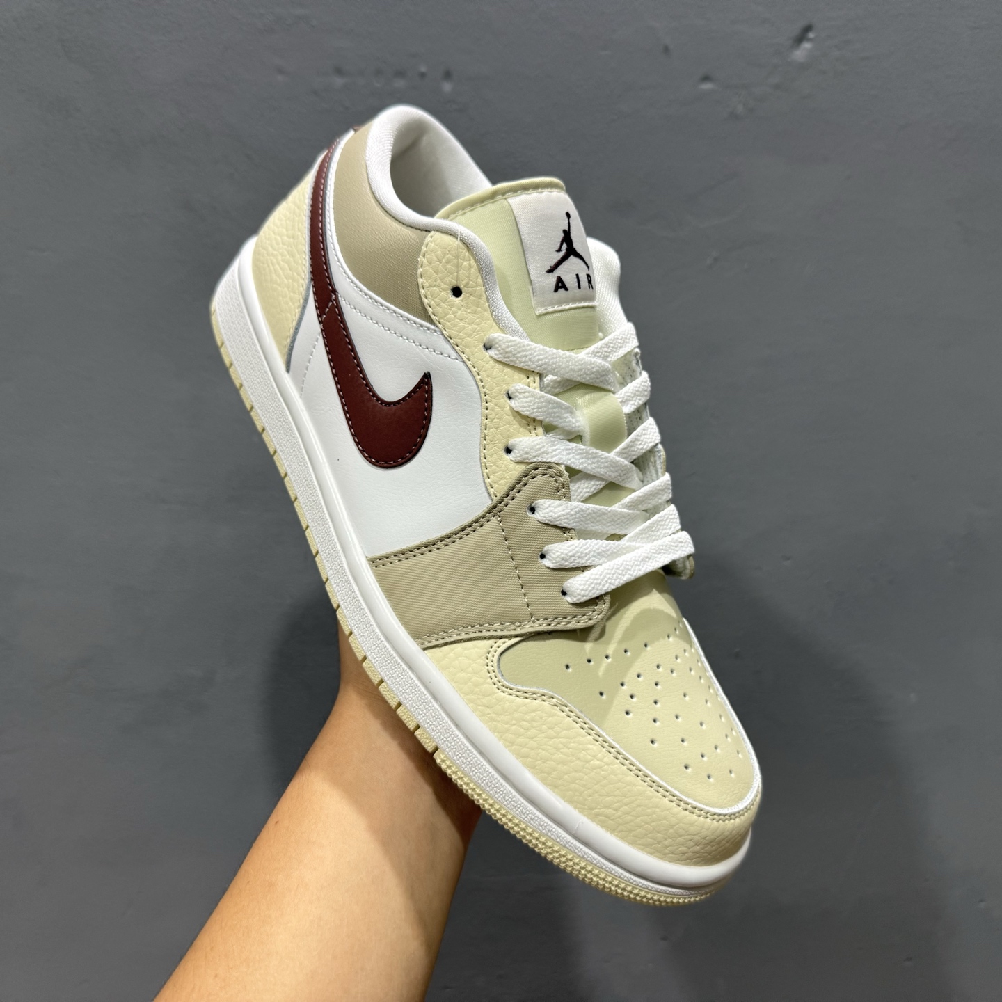 220 Air Jordan 1 Low 米白红 AJ1乔1低帮休闲板鞋 HV6530-100-Chinese UA Cheap High Quatity Brand Clothes Bags handbags Sneakers wholesale wholesaler seller from China Factory suppliers Fashion Clothing Shoes best Quality Beautiful Price 220 Air Jordan 1 Low 米白红 AJ1乔1低帮休闲板鞋 HV6530-100