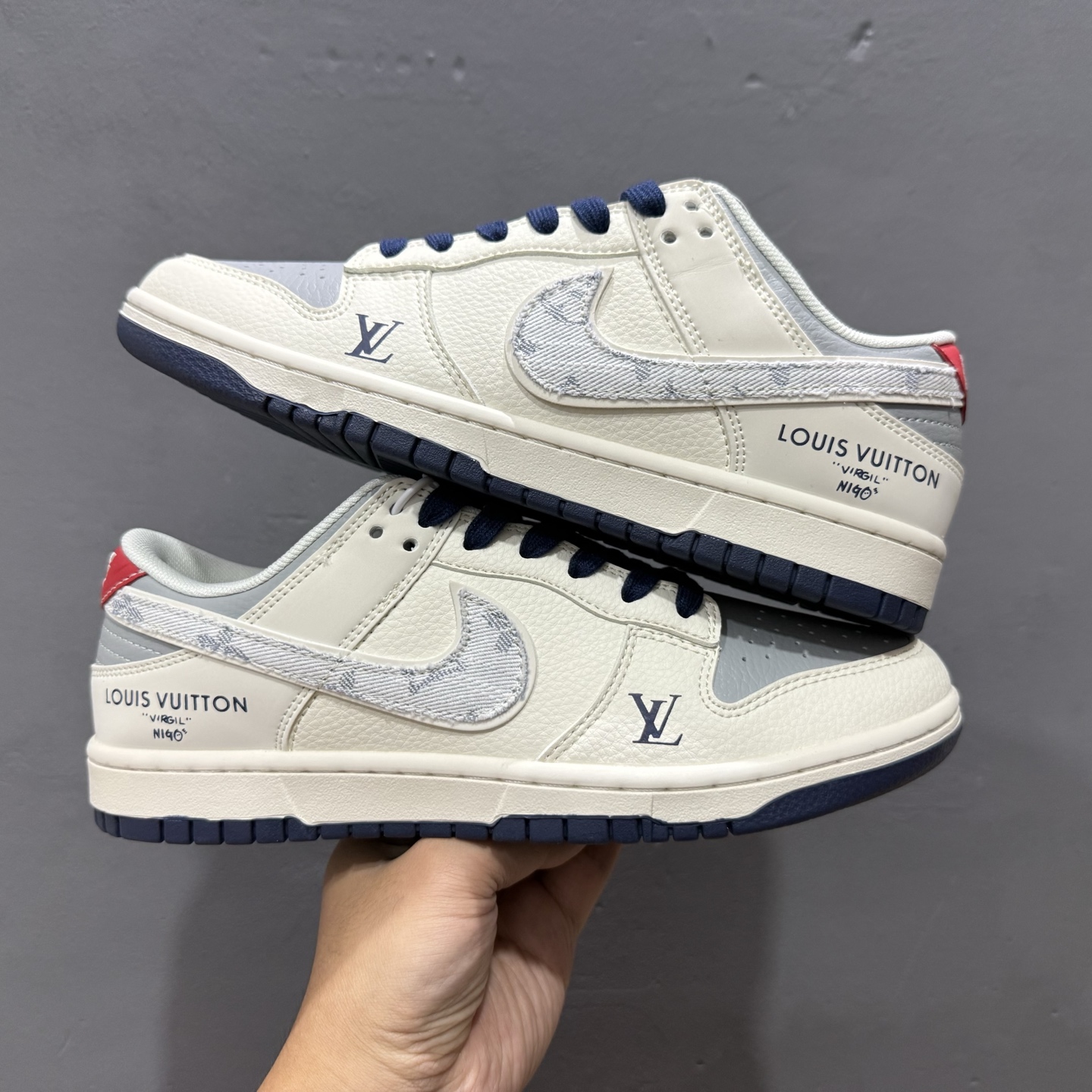 280 海外爆款限量发售!Nike SB Dunk Low“ LV联名—牛仔灰红拼接” 周年高端定制 低帮休闲板鞋 JP1628-038-Chinese UA Cheap High Quatity Brand Clothes Bags handbags Sneakers wholesale wholesaler seller from China Factory suppliers Fashion Clothing Shoes best Quality Beautiful Price 280 海外爆款限量发售!Nike SB Dunk Low“ LV联名—牛仔灰红拼接” 周年高端定制 低帮休闲板鞋 JP1628-038