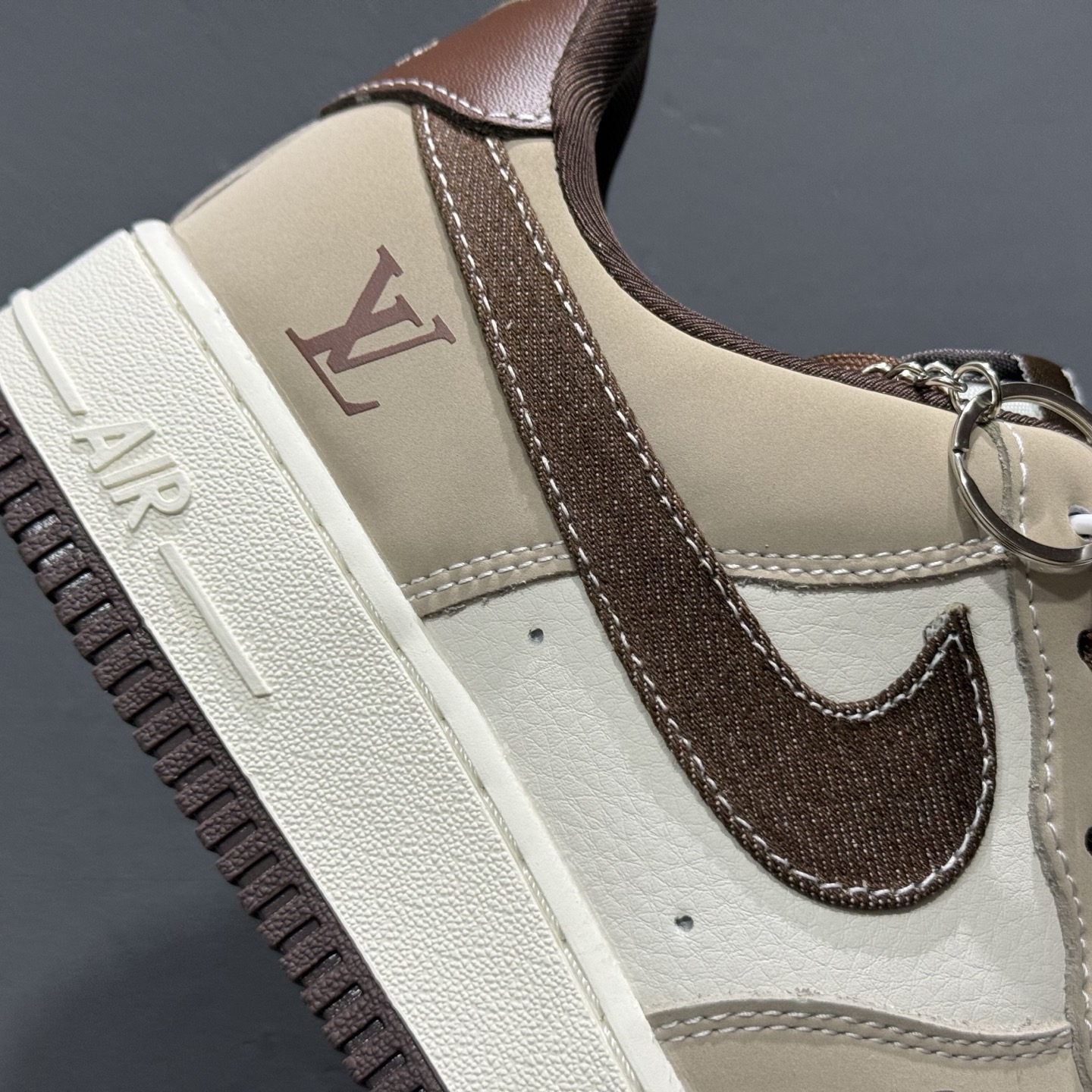 ¥260 Nike Air Force 1'07 Low LV联名 棕布勾 空军一号低帮休闲板鞋 KK1988-091-Chinese UA Cheap High Quatity Brand Clothes Bags handbags Sneakers wholesale wholesaler seller from China Factory suppliers Fashion Clothing Shoes best Quality Beautiful Price ¥260 Nike Air Force 1'07 Low LV联名 棕布勾 空军一号低帮休闲板鞋 KK1988-091