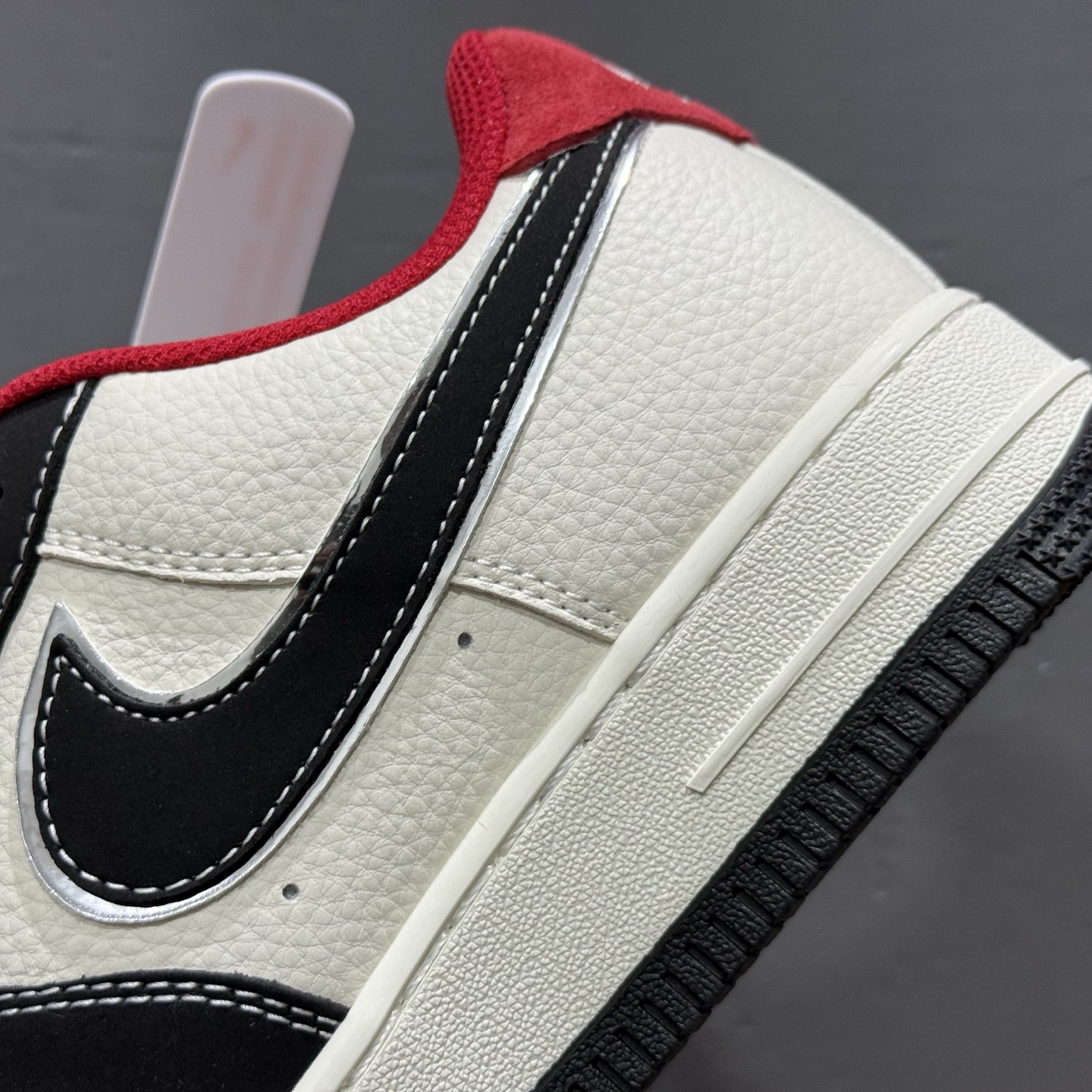 260 独家实拍Nike Air Force 1‘07 Low LV联名 双拼黑红 空军一号低帮休闲板鞋 CS5288-022-Chinese UA Cheap High Quatity Brand Clothes Bags handbags Sneakers wholesale wholesaler seller from China Factory suppliers Fashion Clothing Shoes best Quality Beautiful Price 260 独家实拍Nike Air Force 1‘07 Low LV联名 双拼黑红 空军一号低帮休闲板鞋 CS5288-022