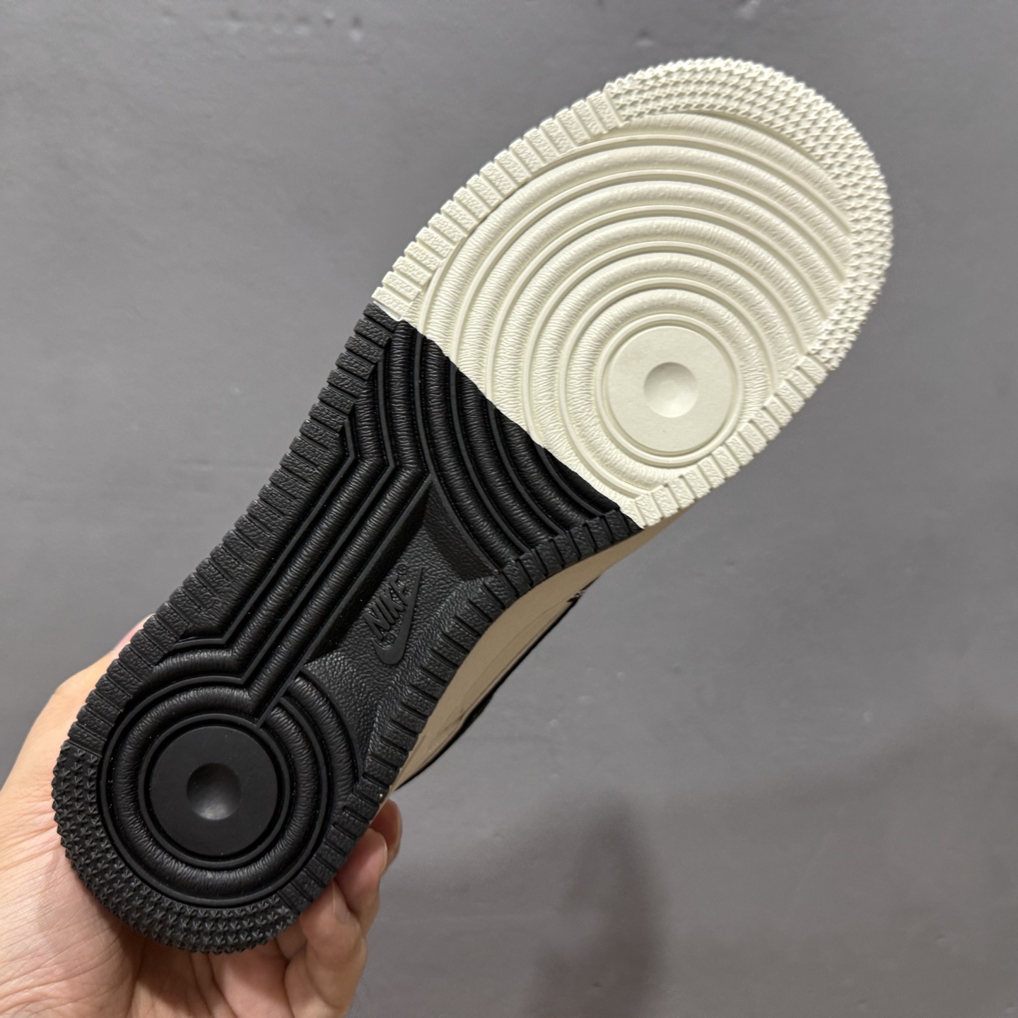 260 独家实拍Nike Air Force 1‘07 Low LV联名 双拼黑红 空军一号低帮休闲板鞋 CS5288-022-Chinese UA Cheap High Quatity Brand Clothes Bags handbags Sneakers wholesale wholesaler seller from China Factory suppliers Fashion Clothing Shoes best Quality Beautiful Price 260 独家实拍Nike Air Force 1‘07 Low LV联名 双拼黑红 空军一号低帮休闲板鞋 CS5288-022