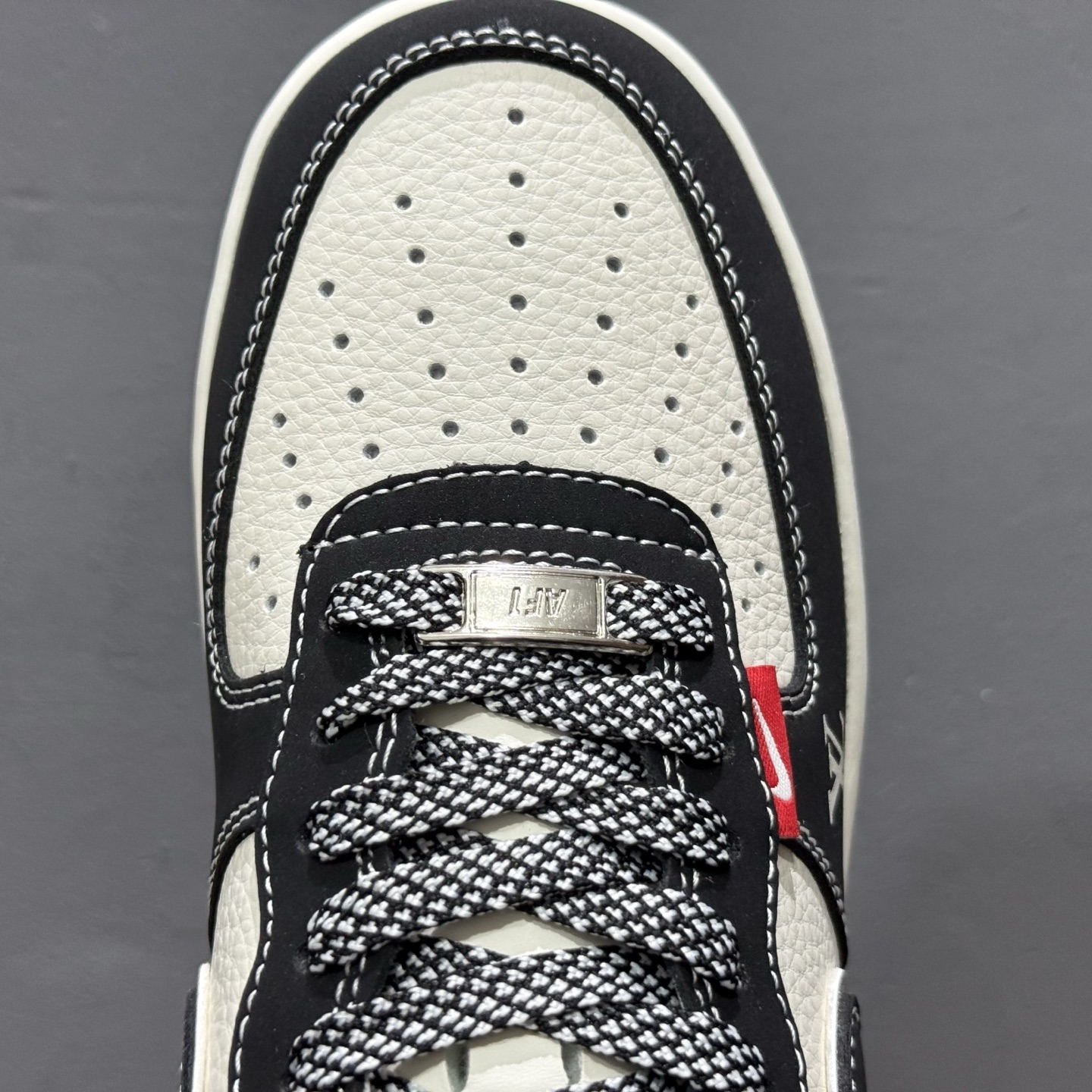 260 独家实拍Nike Air Force 1‘07 Low LV联名 双拼黑红 空军一号低帮休闲板鞋 CS5288-022-Chinese UA Cheap High Quatity Brand Clothes Bags handbags Sneakers wholesale wholesaler seller from China Factory suppliers Fashion Clothing Shoes best Quality Beautiful Price 260 独家实拍Nike Air Force 1‘07 Low LV联名 双拼黑红 空军一号低帮休闲板鞋 CS5288-022