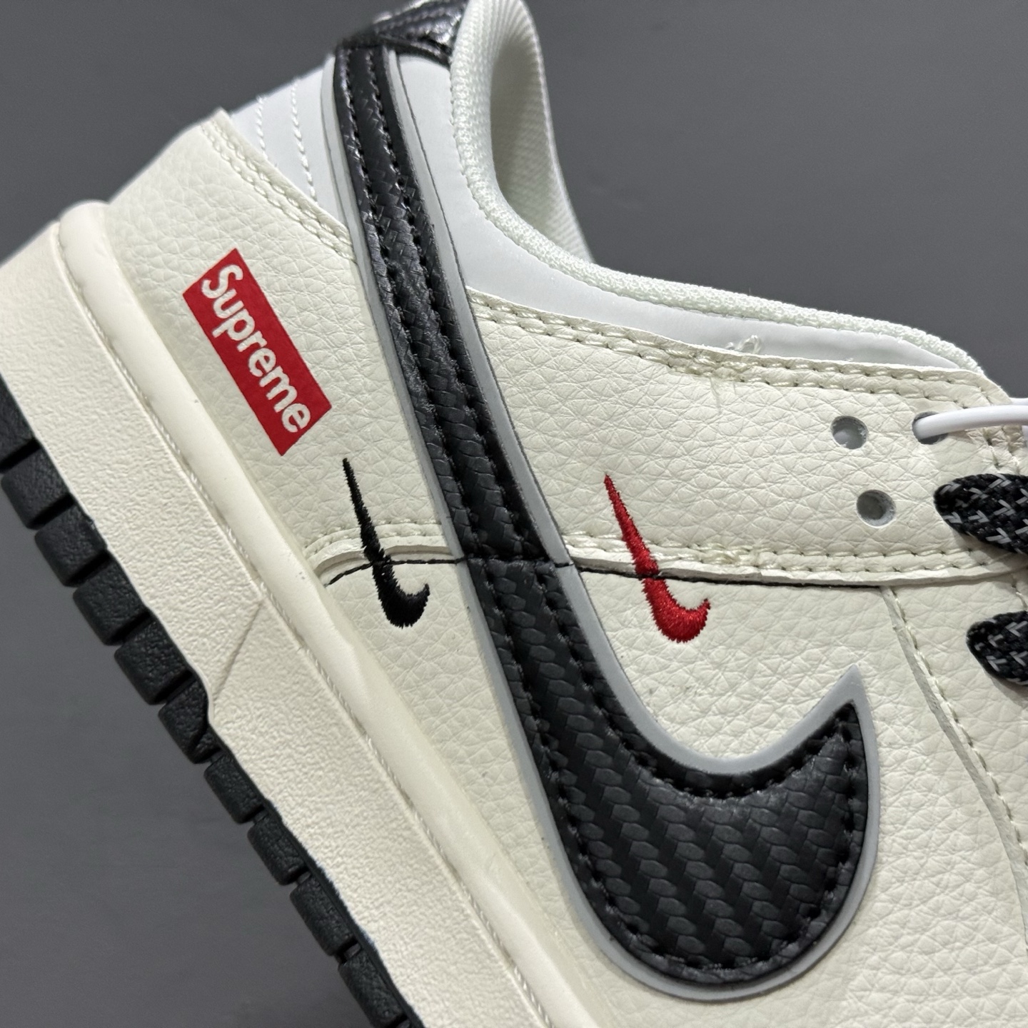 280 Nike SB Dunk Low“ Supreme联名——经典黑碳纤纹” 周年高端定制 低帮休闲板鞋 JP1628-008-Chinese UA Cheap High Quatity Brand Clothes Bags handbags Sneakers wholesale wholesaler seller from China Factory suppliers Fashion Clothing Shoes best Quality Beautiful Price 280 Nike SB Dunk Low“ Supreme联名——经典黑碳纤纹” 周年高端定制 低帮休闲板鞋 JP1628-008