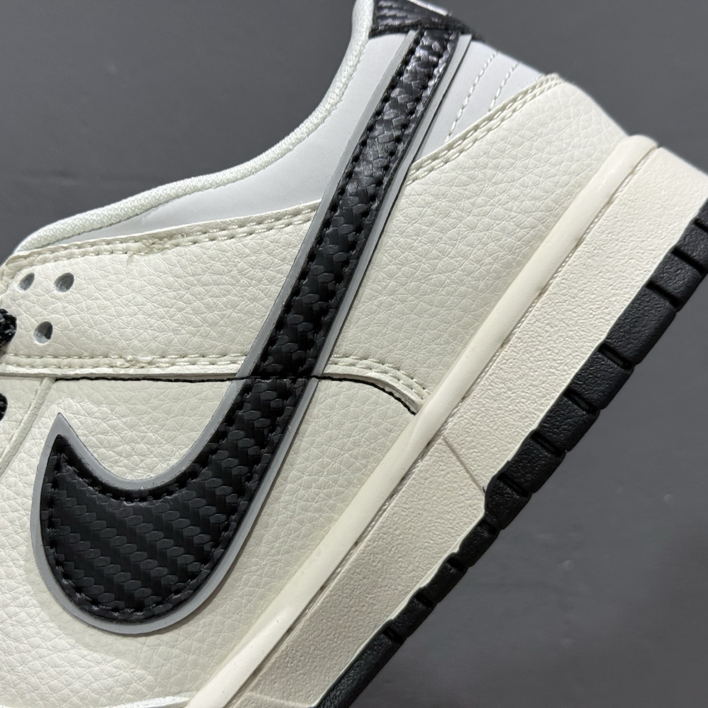 280 Nike SB Dunk Low“ Supreme联名——经典黑碳纤纹” 周年高端定制 低帮休闲板鞋 JP1628-008-Chinese UA Cheap High Quatity Brand Clothes Bags handbags Sneakers wholesale wholesaler seller from China Factory suppliers Fashion Clothing Shoes best Quality Beautiful Price 280 Nike SB Dunk Low“ Supreme联名——经典黑碳纤纹” 周年高端定制 低帮休闲板鞋 JP1628-008